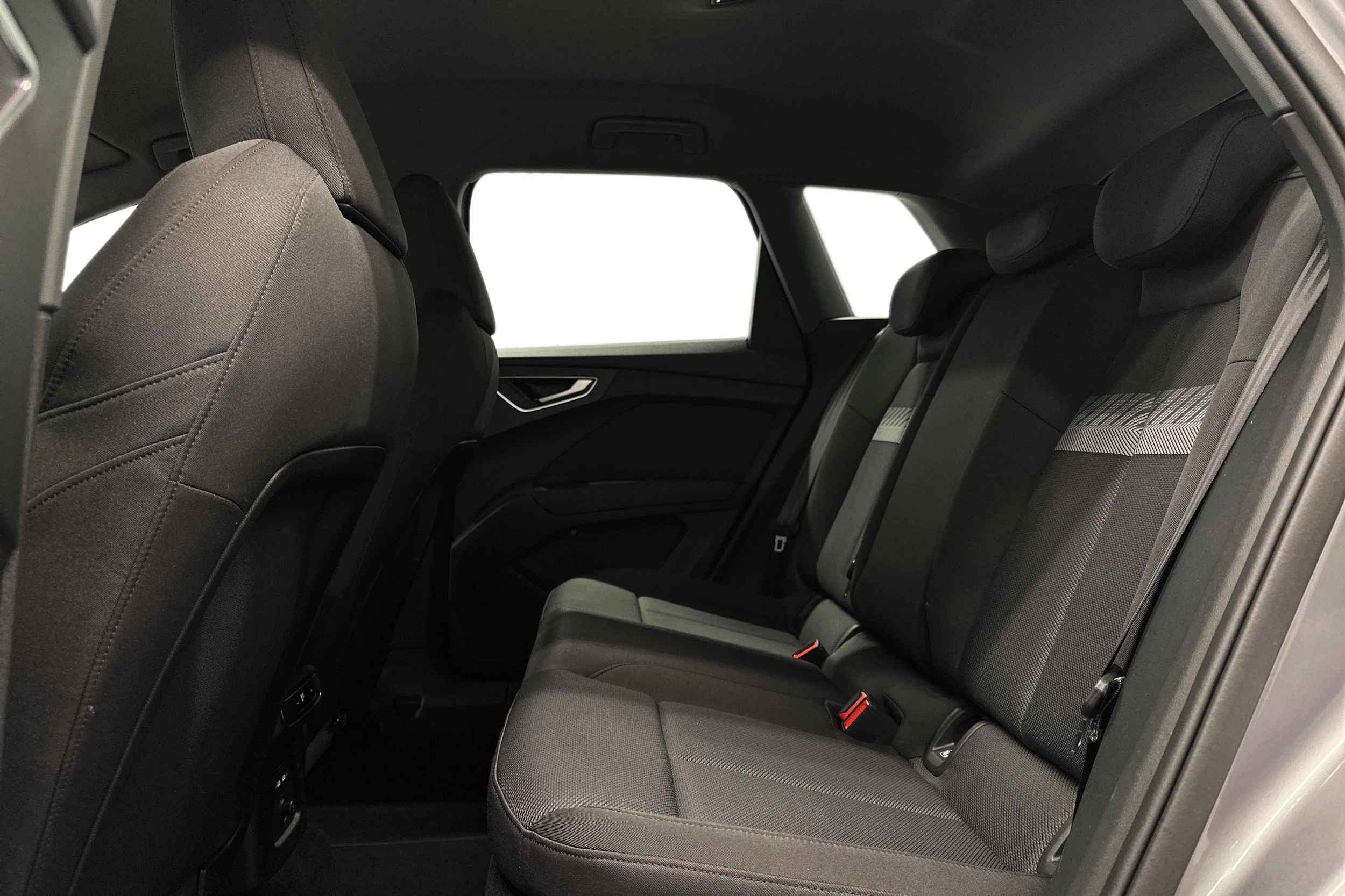 harmaa Audi Q4 e-tron 2023 kuva 8.