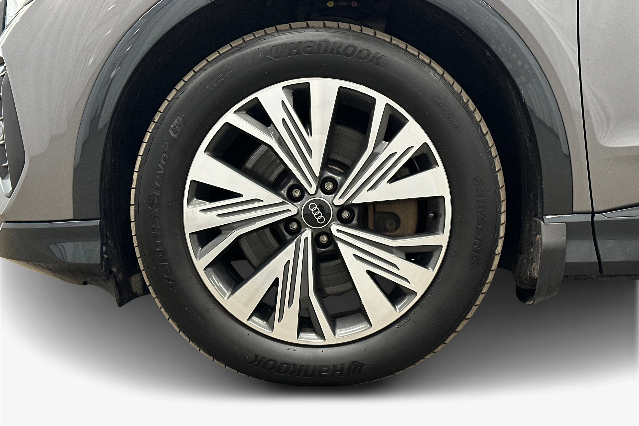 harmaa Audi Q4 e-tron 2023 kuva 9.
