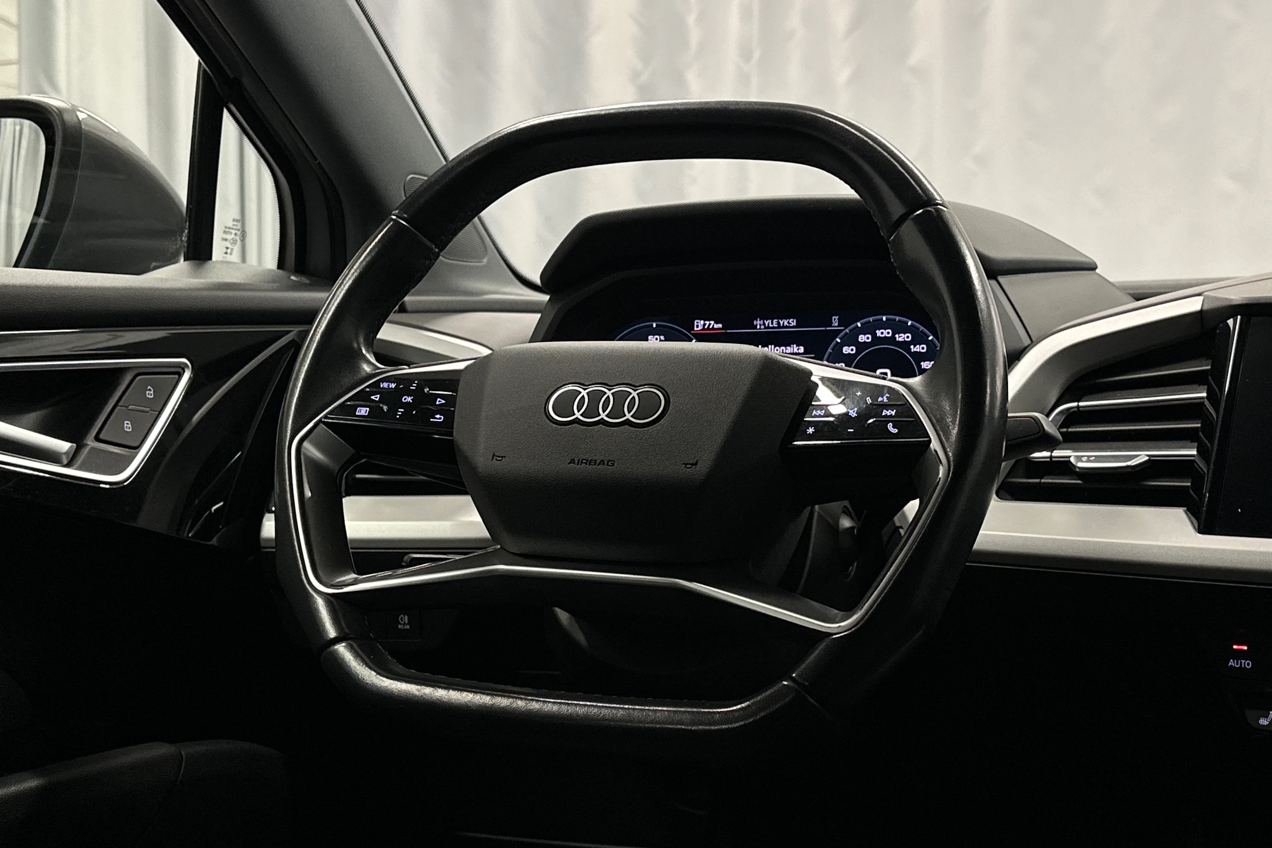harmaa Audi Q4 e-tron 2023 kuva 16.