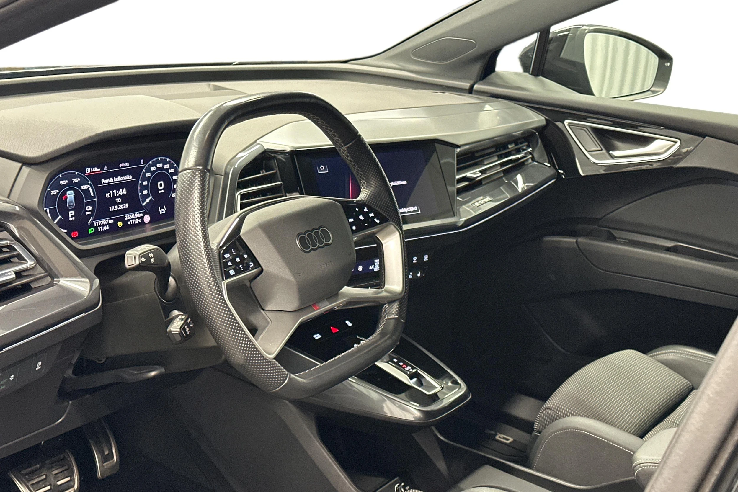 musta Audi Q4 e-tron 2023 kuva 6.