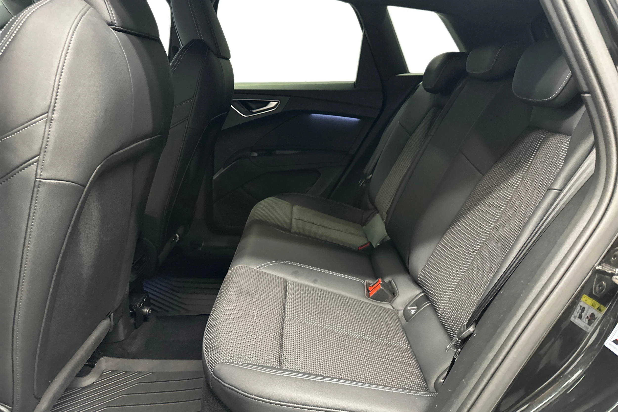 musta Audi Q4 e-tron 2023 kuva 8.