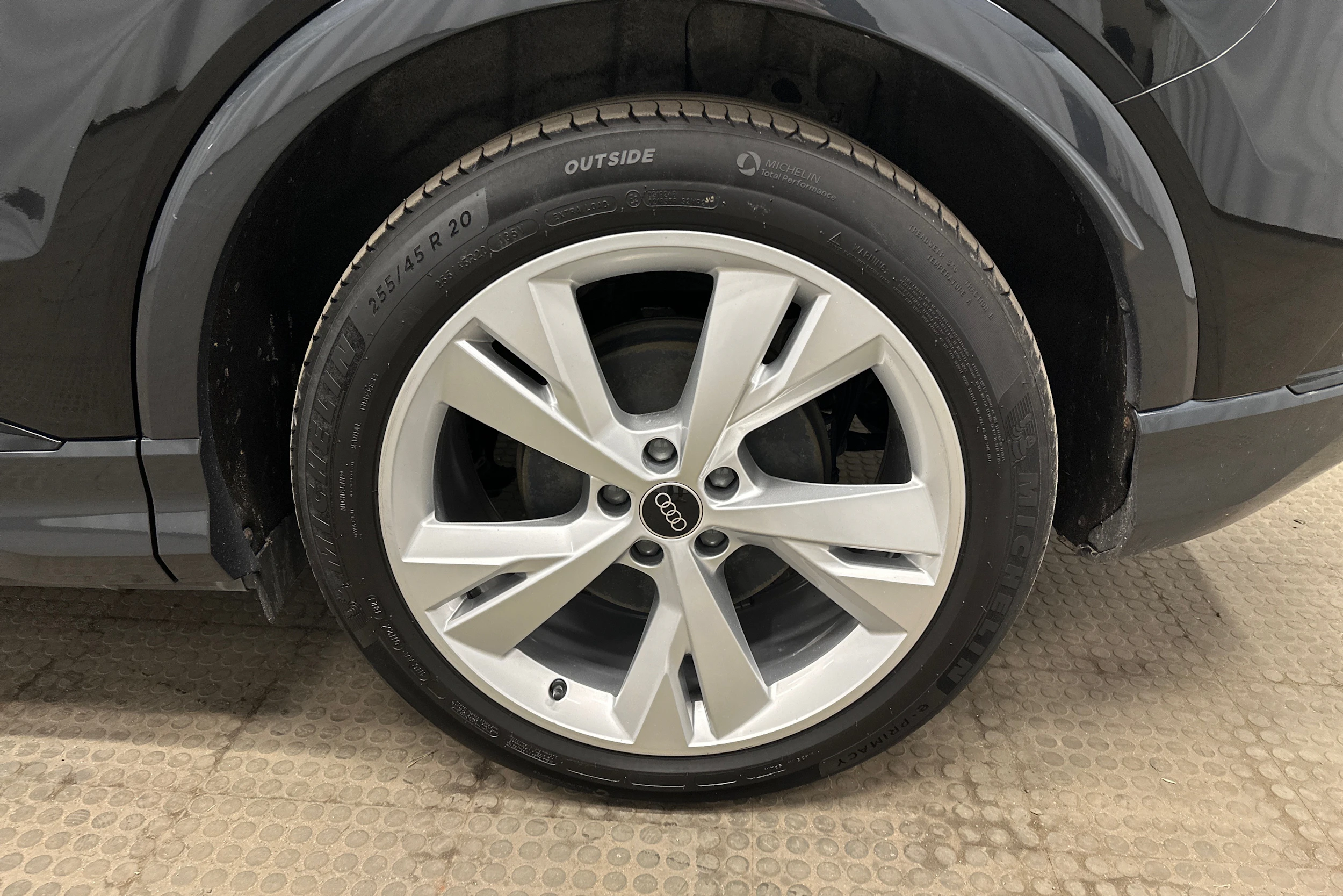 musta Audi Q4 e-tron 2023 kuva 10.