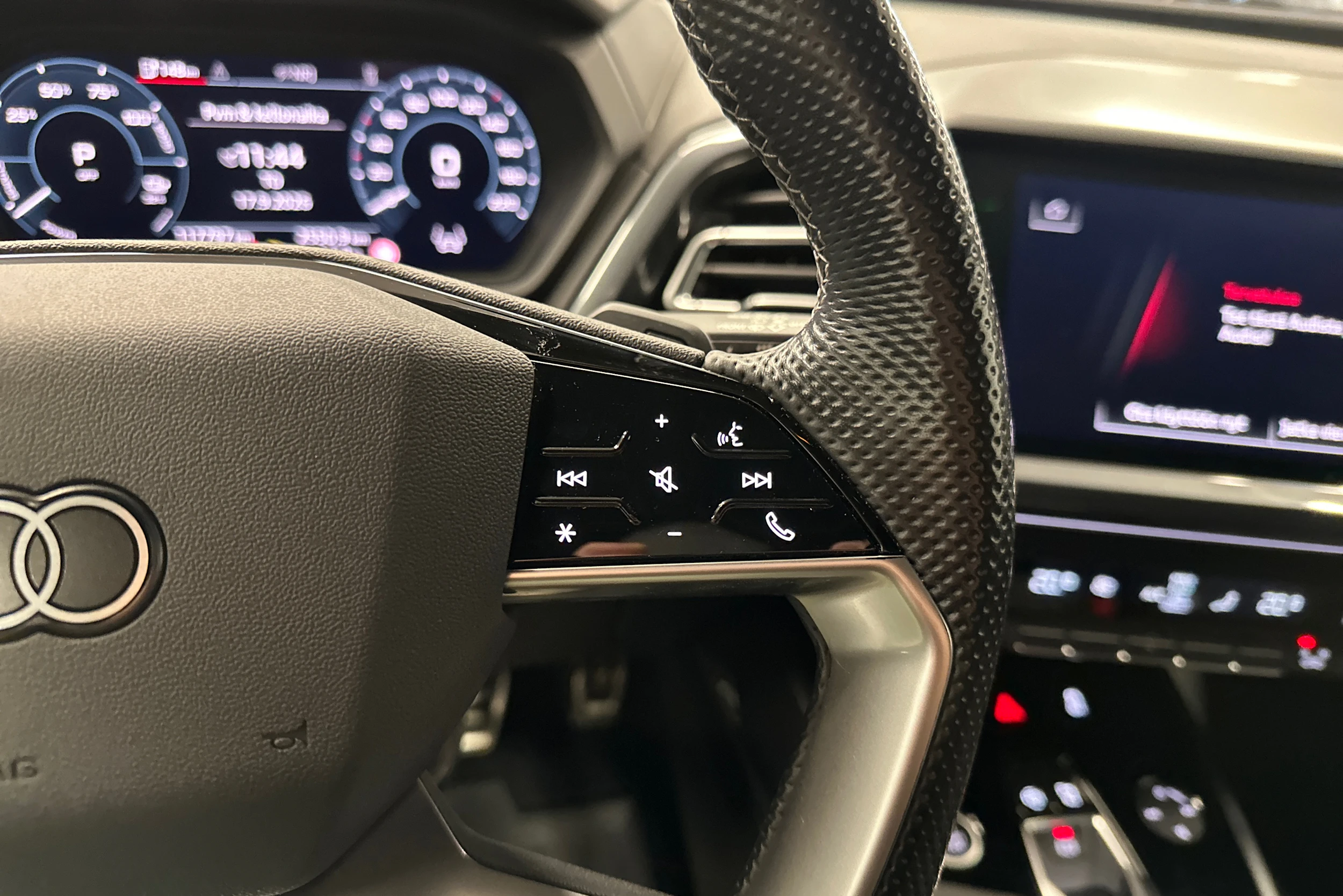 musta Audi Q4 e-tron 2023 kuva 12.