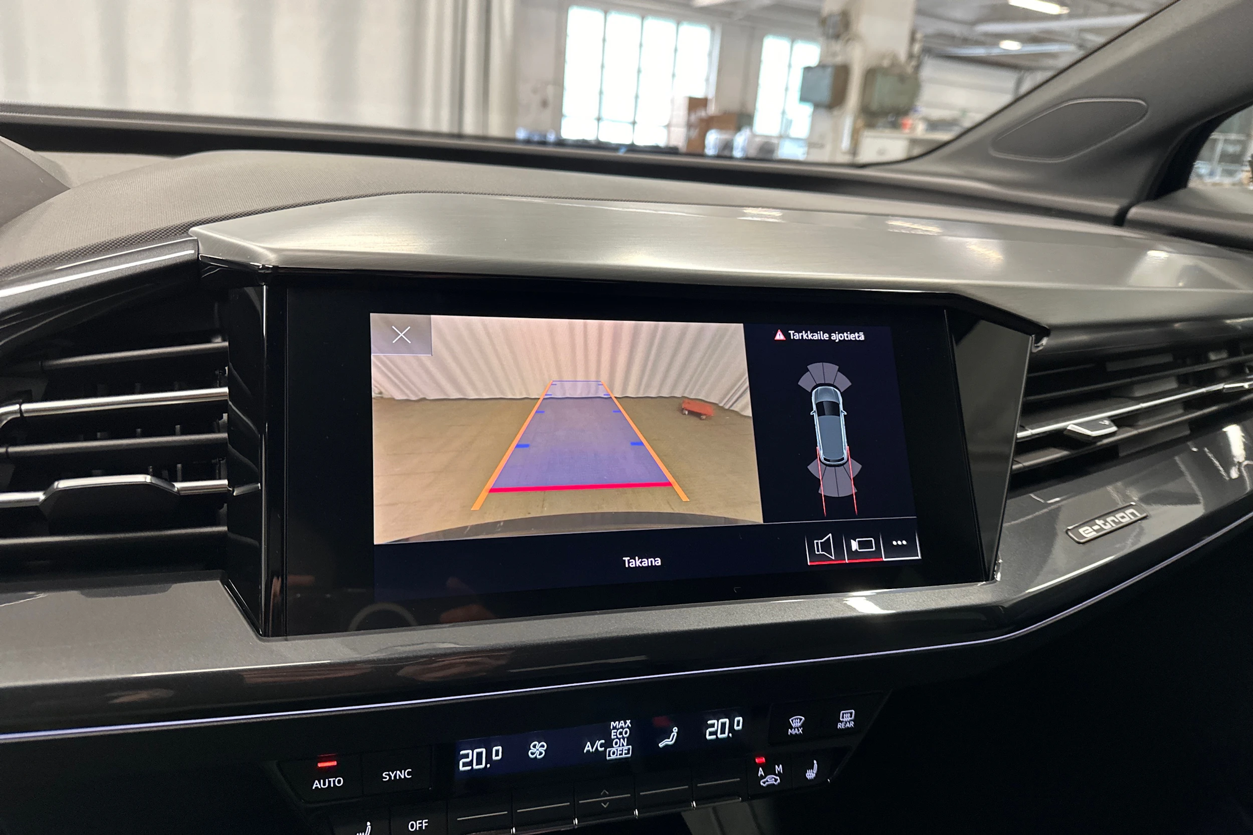 musta Audi Q4 e-tron 2023 kuva 16.