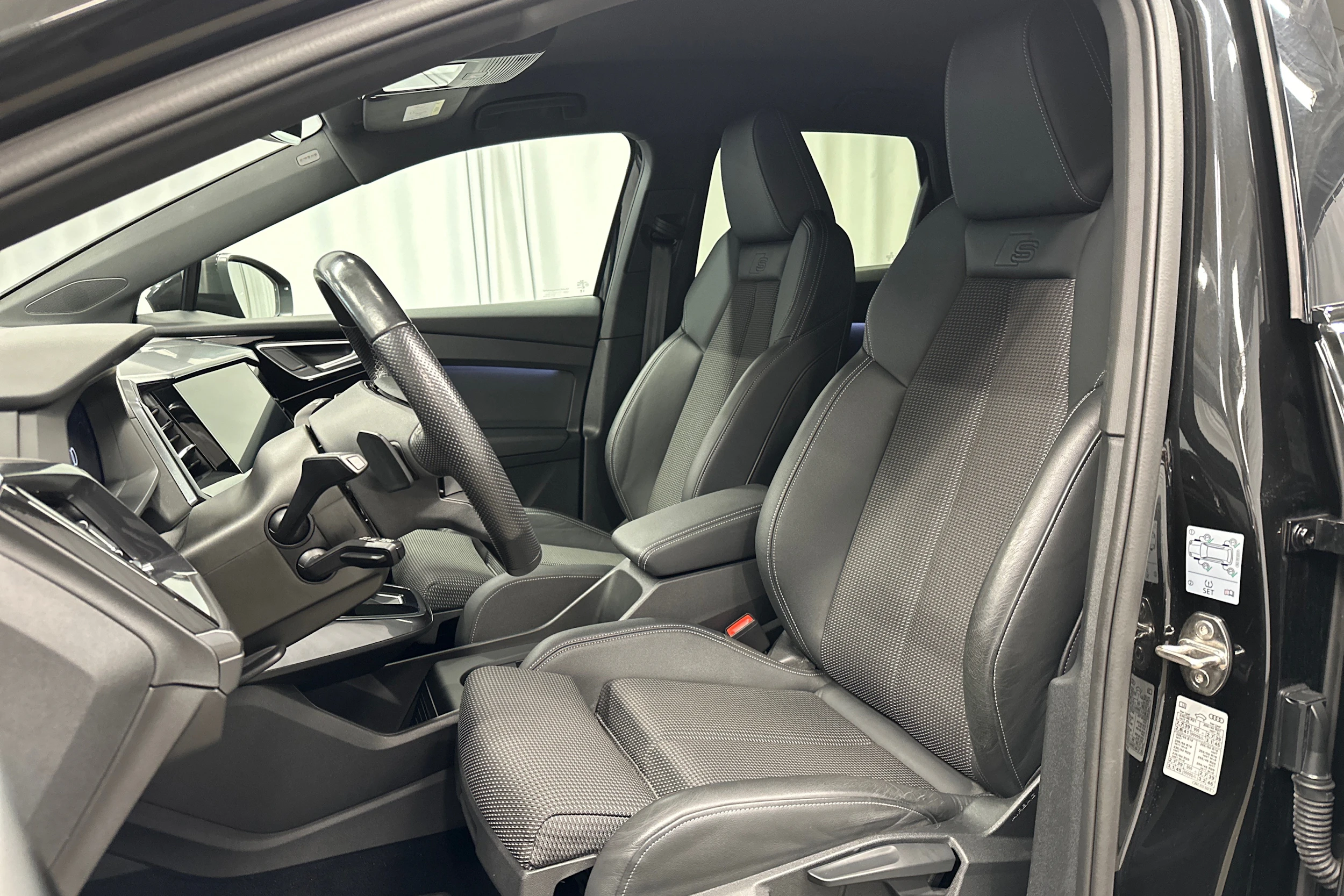 musta Audi Q4 e-tron 2023 kuva 24.