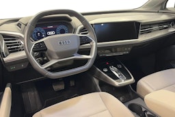 valkoinen Audi Q4 e-tron 2023 kuva 7.