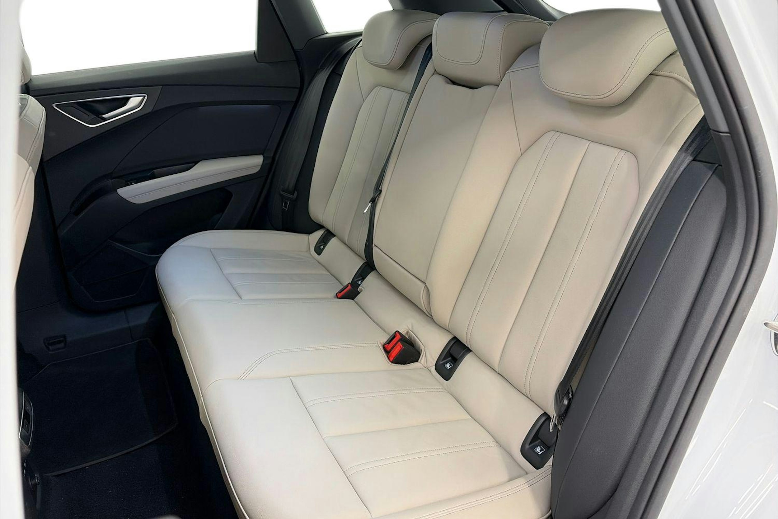valkoinen Audi Q4 e-tron 2023 kuva 10.