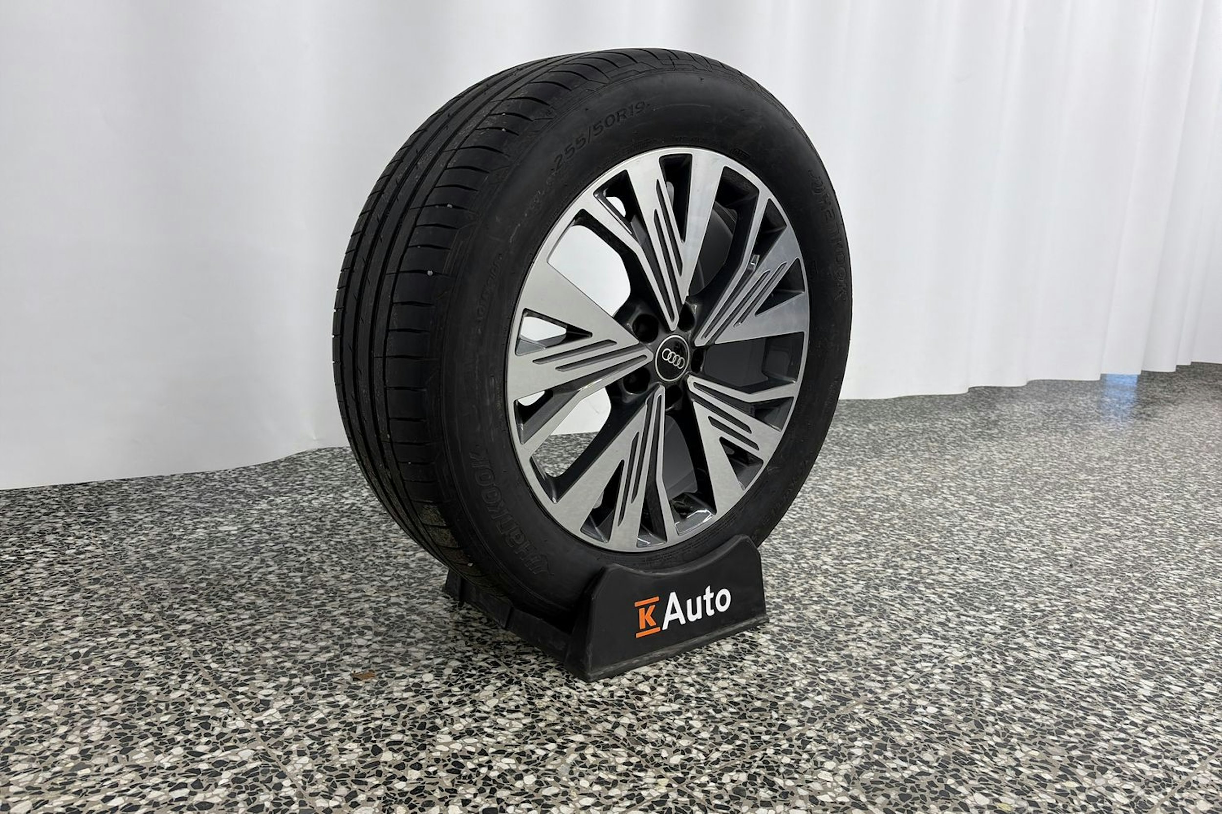 valkoinen Audi Q4 e-tron 2023 kuva 13.