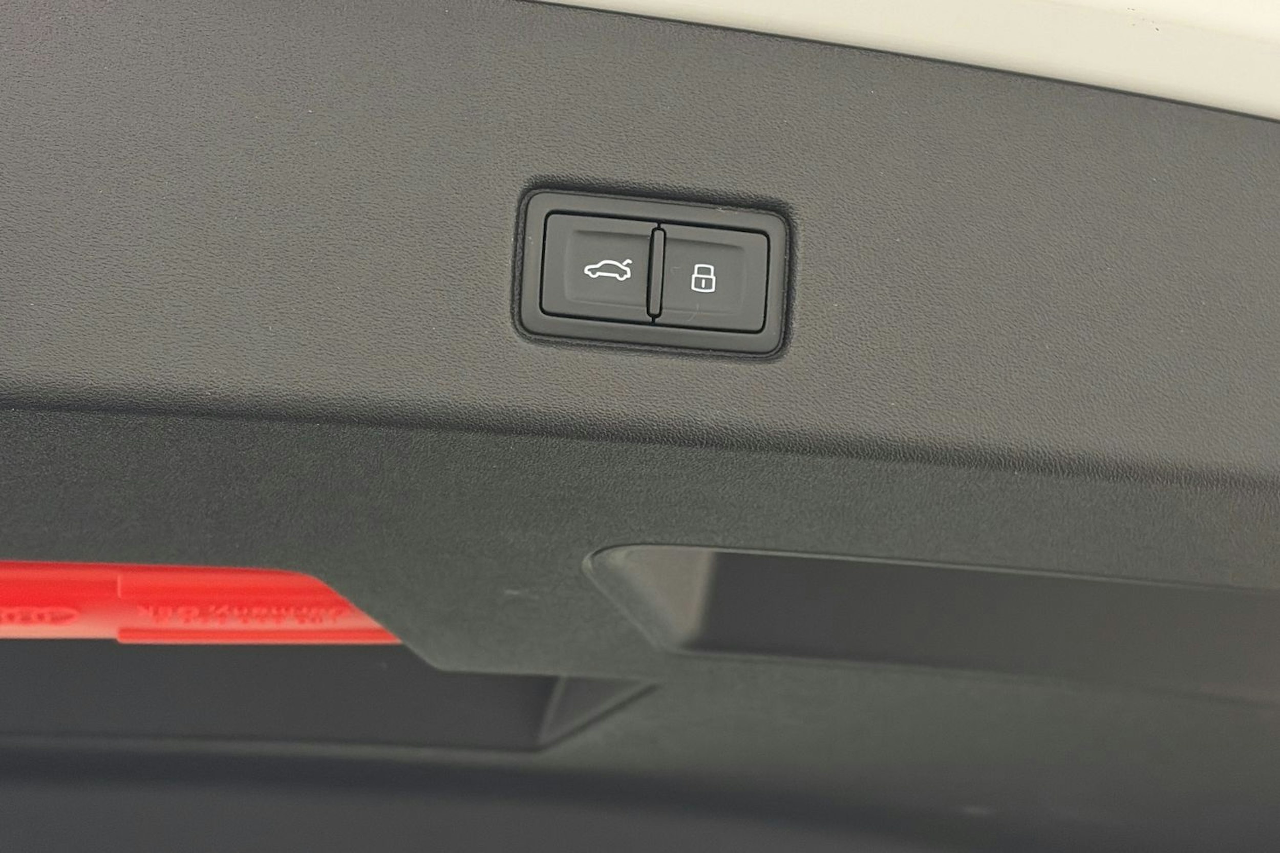 valkoinen Audi Q4 e-tron 2023 kuva 15.