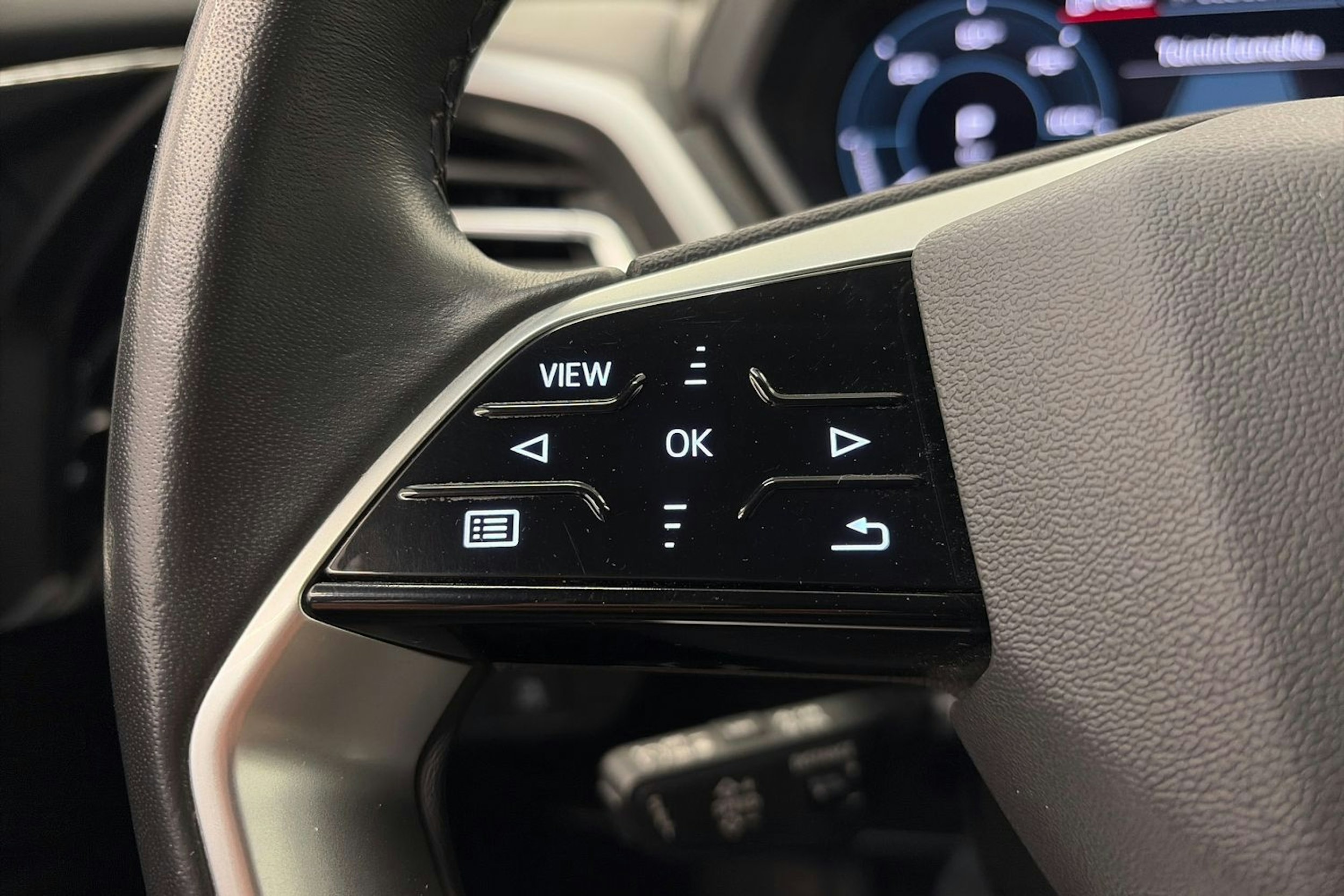 valkoinen Audi Q4 e-tron 2023 kuva 17.