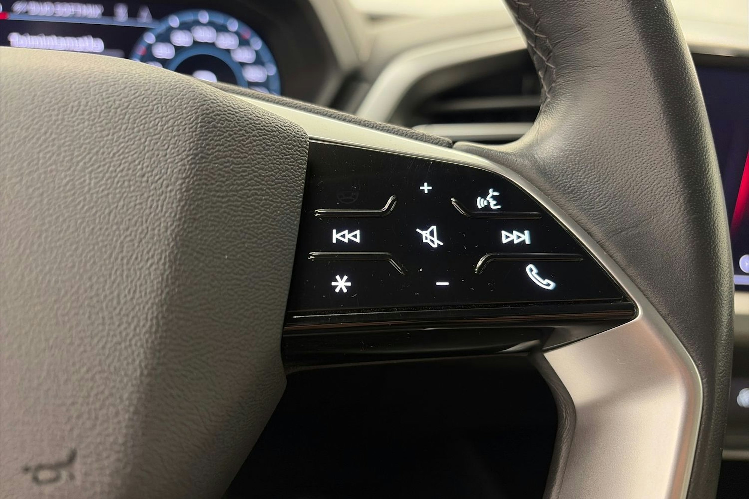 valkoinen Audi Q4 e-tron 2023 kuva 18.