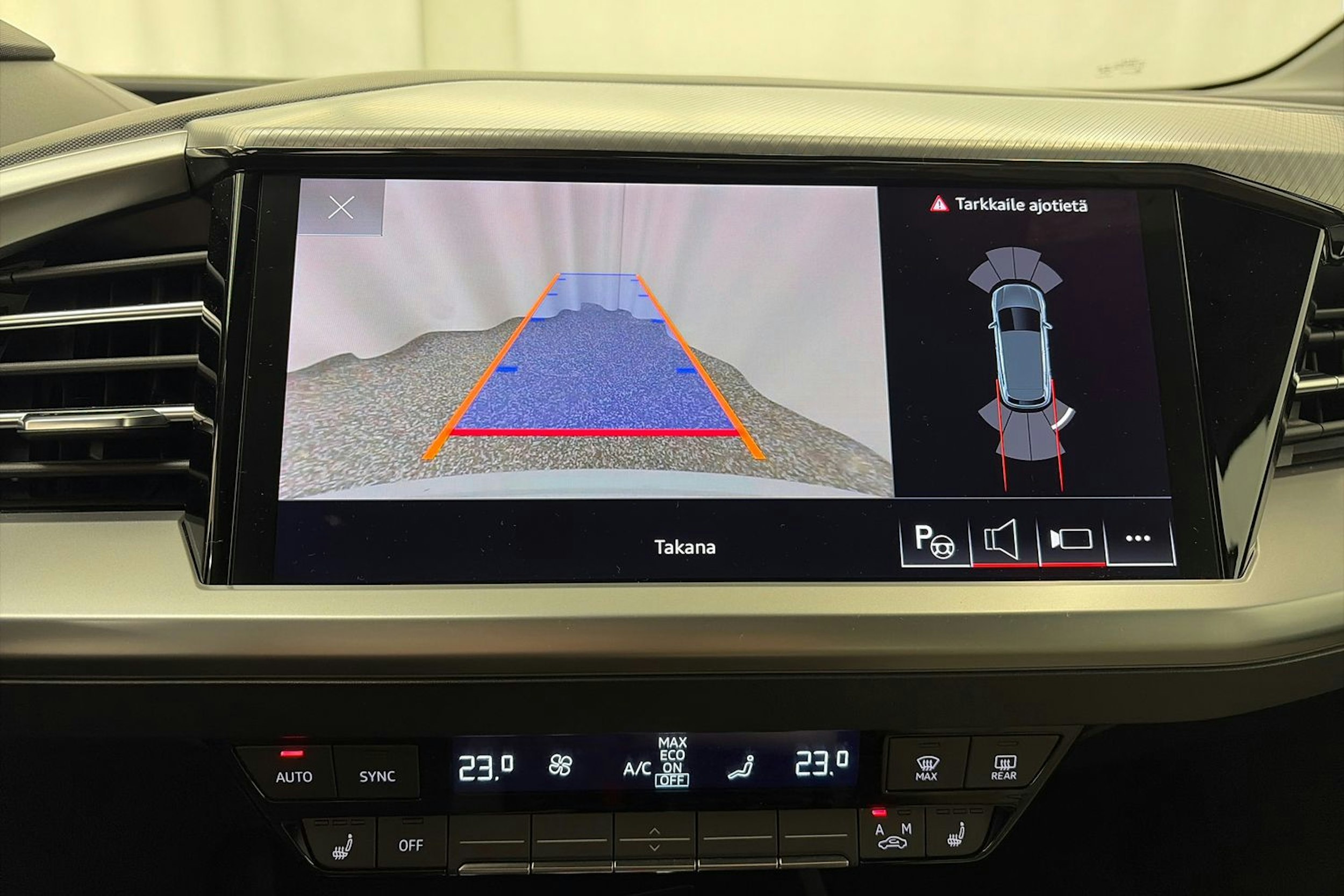 valkoinen Audi Q4 e-tron 2023 kuva 21.