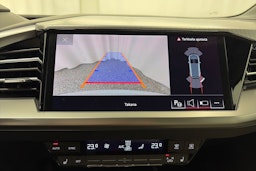 valkoinen Audi Q4 e-tron 2023 kuva 21.