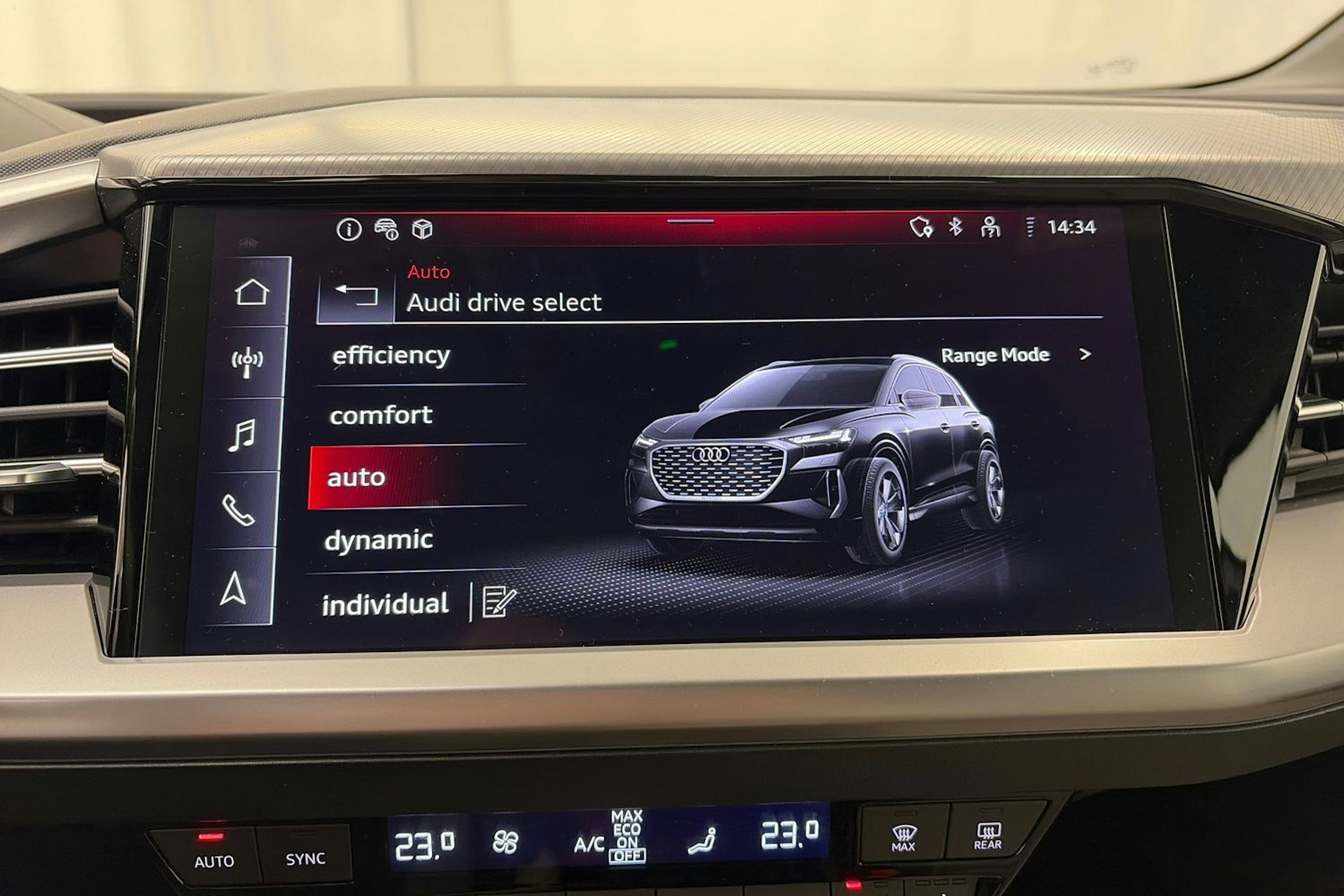 valkoinen Audi Q4 e-tron 2023 kuva 23.