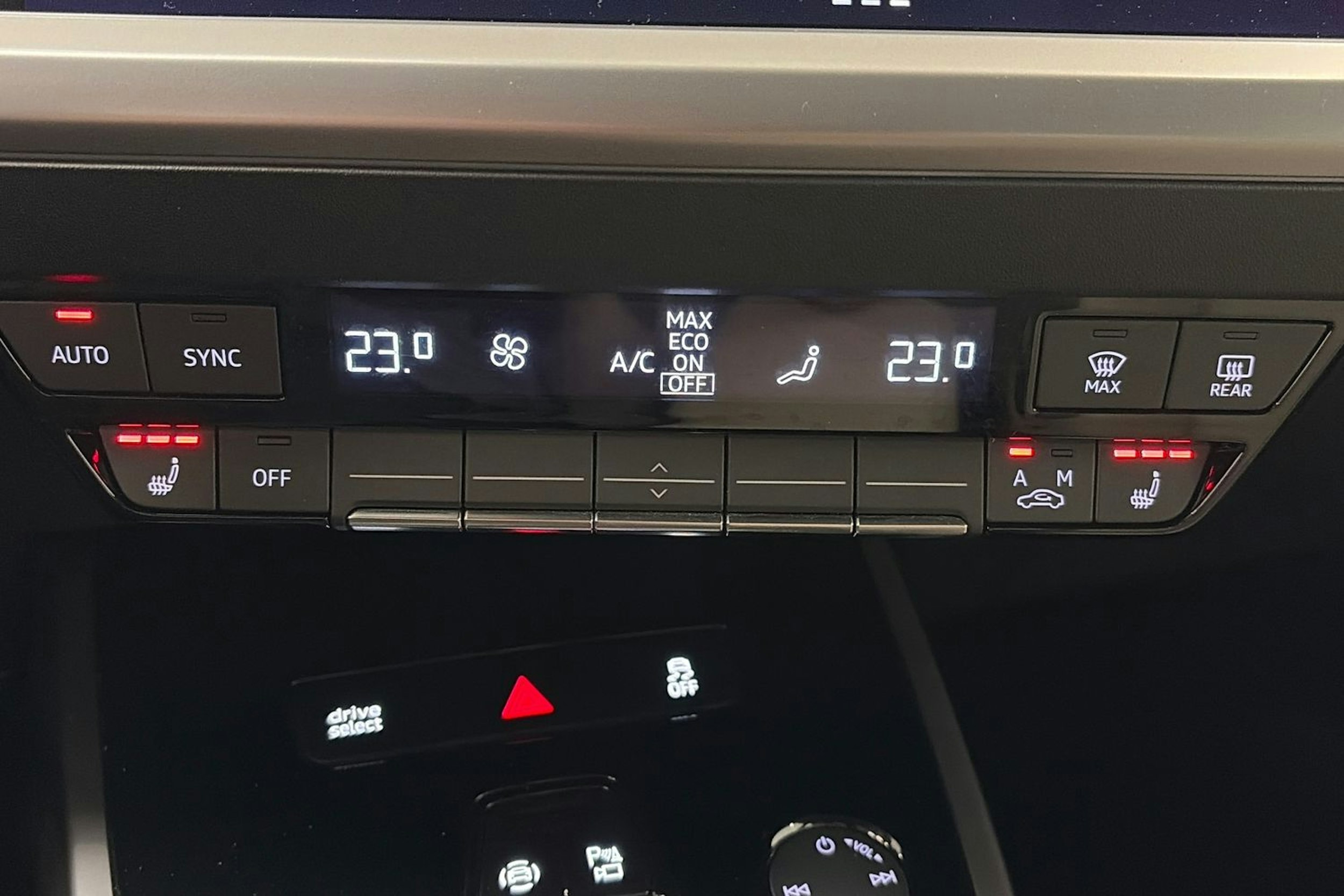 valkoinen Audi Q4 e-tron 2023 kuva 25.