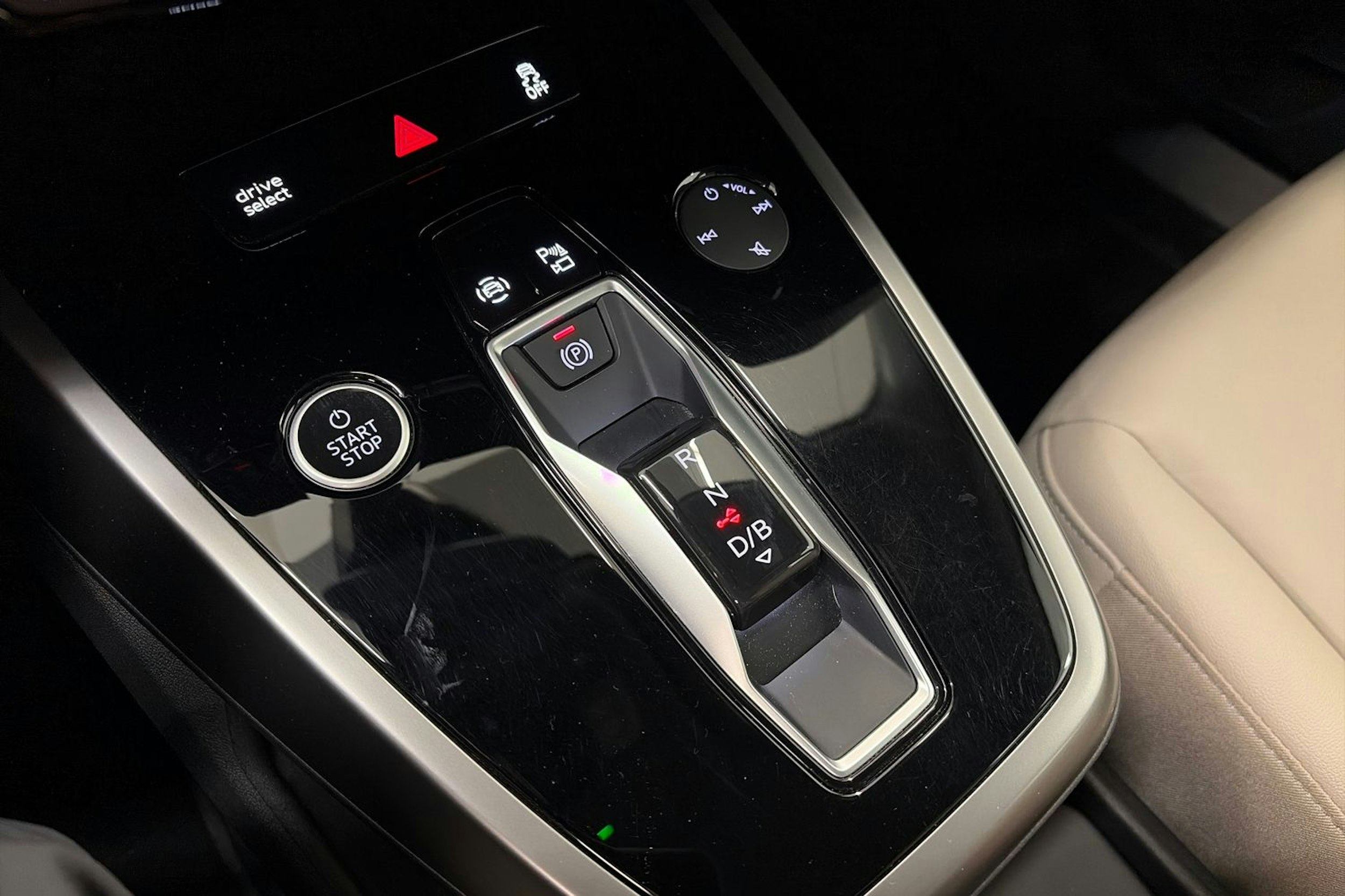 valkoinen Audi Q4 e-tron 2023 kuva 26.