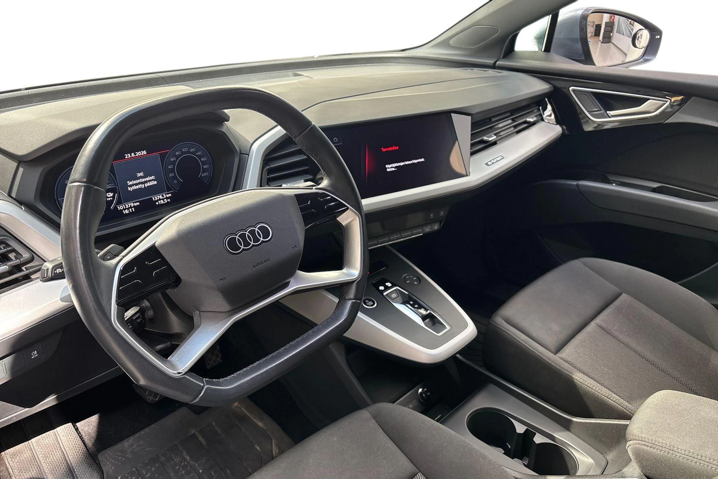 Sininen Audi Q4 e-tron 2023 kuva 6.