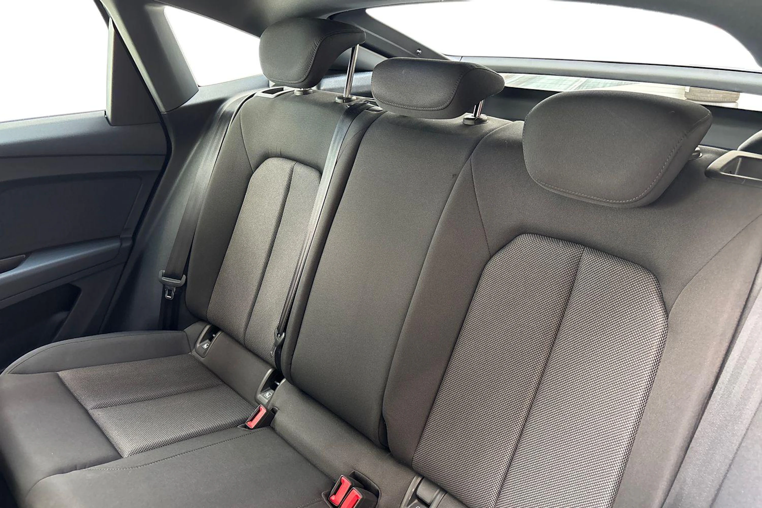 Sininen Audi Q4 e-tron 2023 kuva 8.