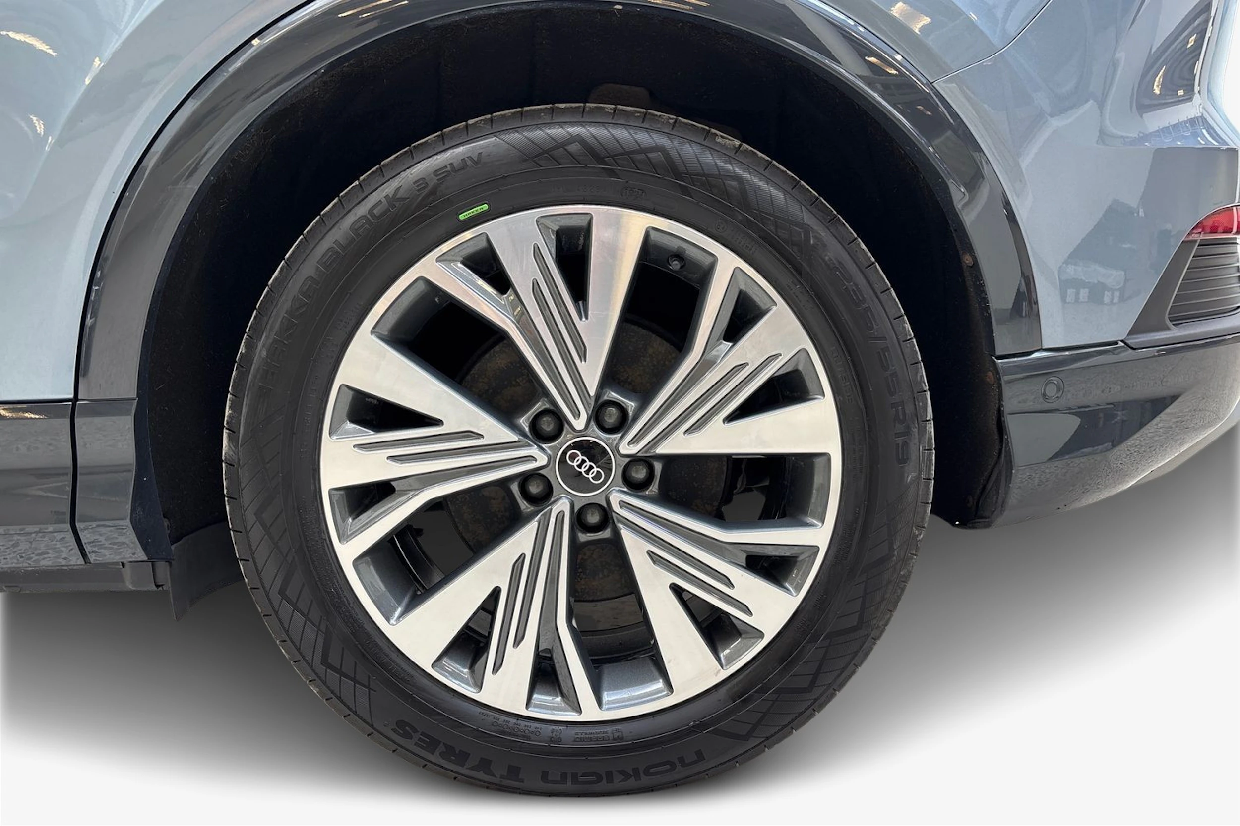 Sininen Audi Q4 e-tron 2023 kuva 9.