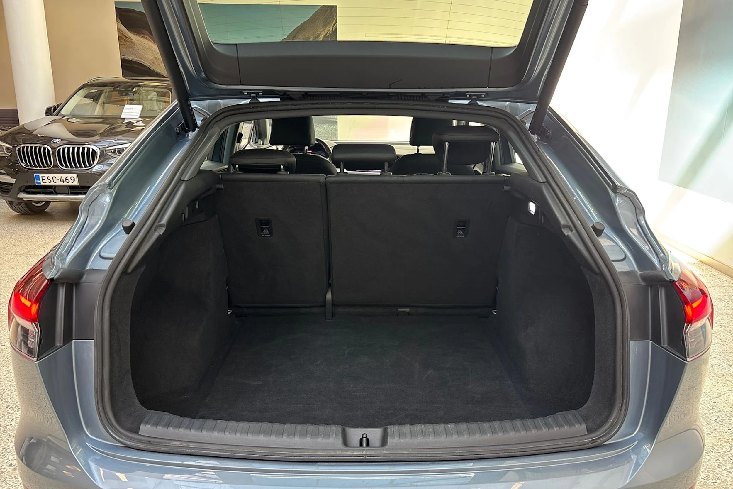 Sininen Audi Q4 e-tron 2023 kuva 11.