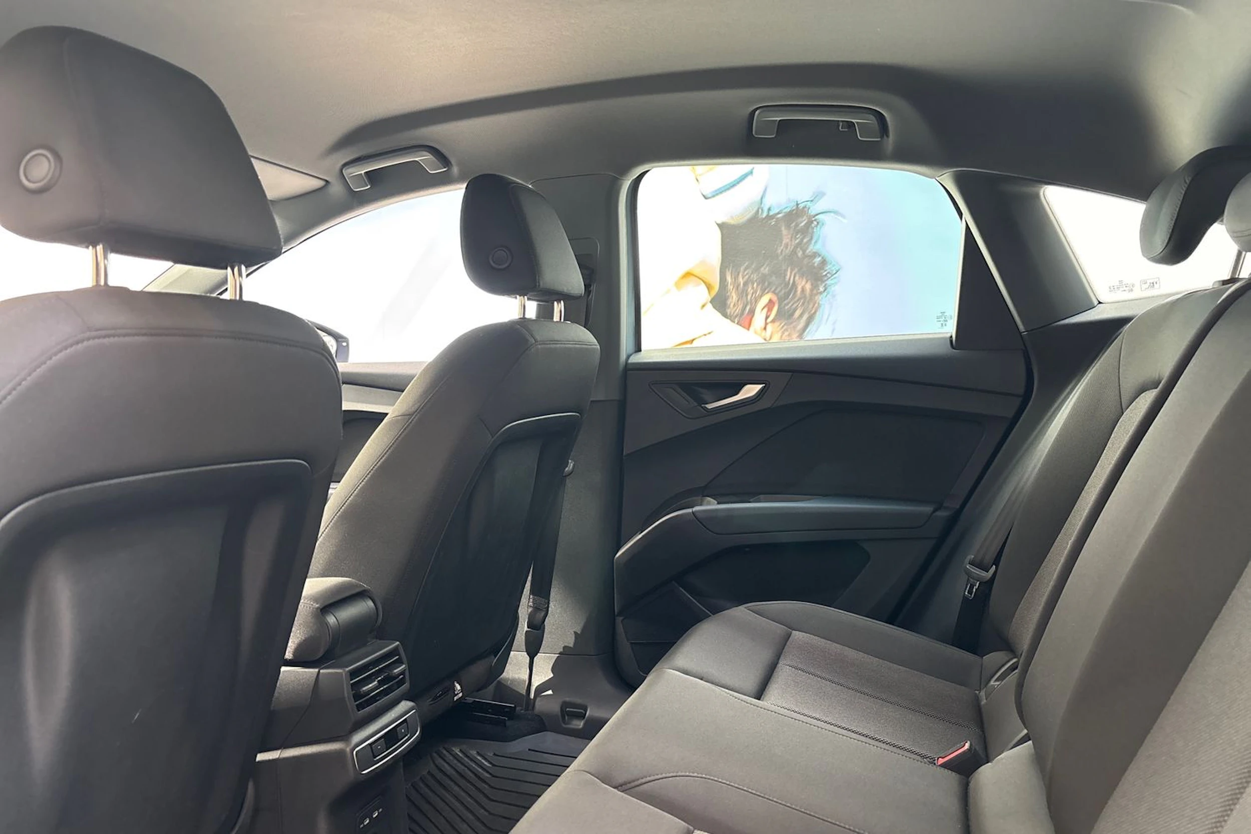 Sininen Audi Q4 e-tron 2023 kuva 13.