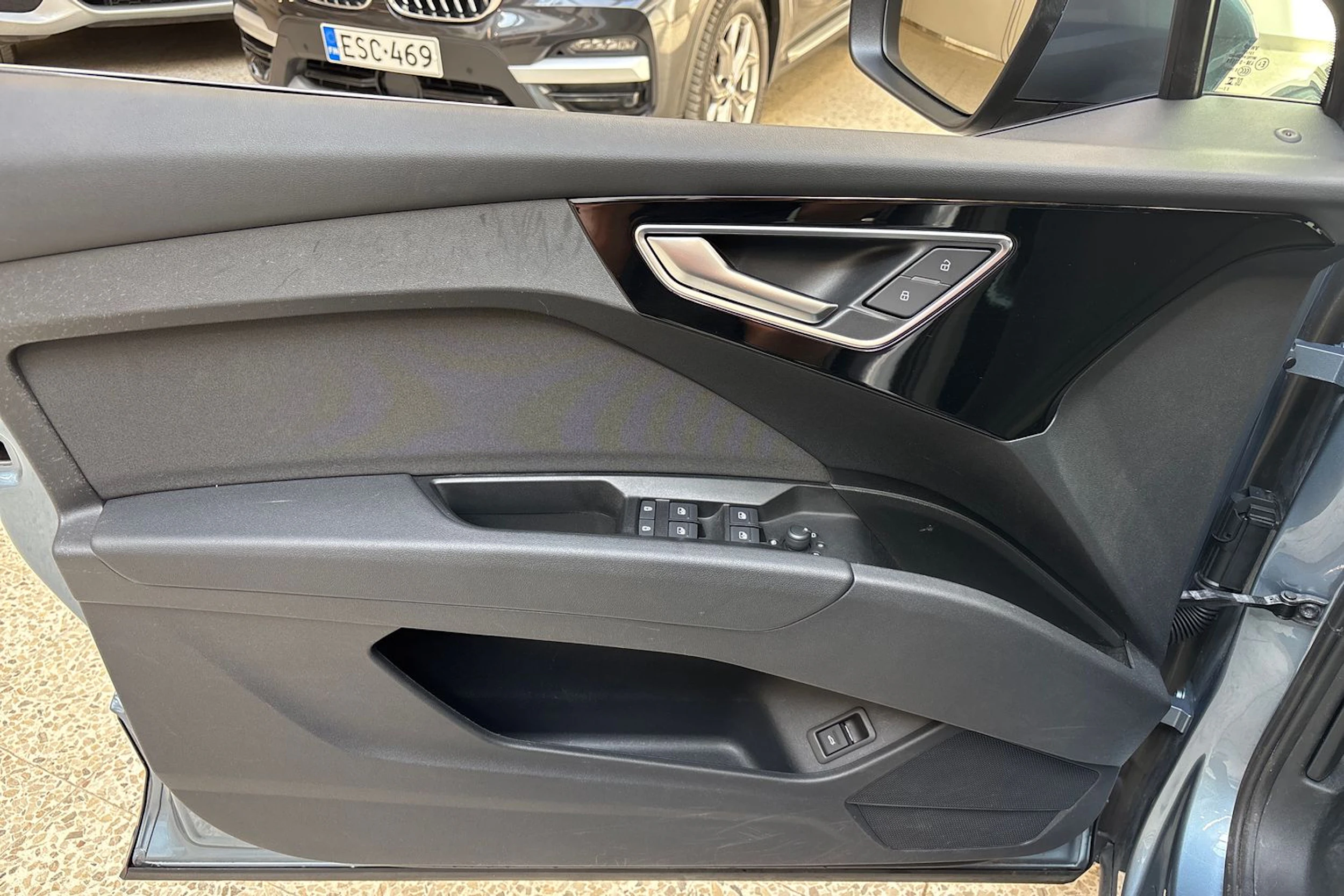 Sininen Audi Q4 e-tron 2023 kuva 14.