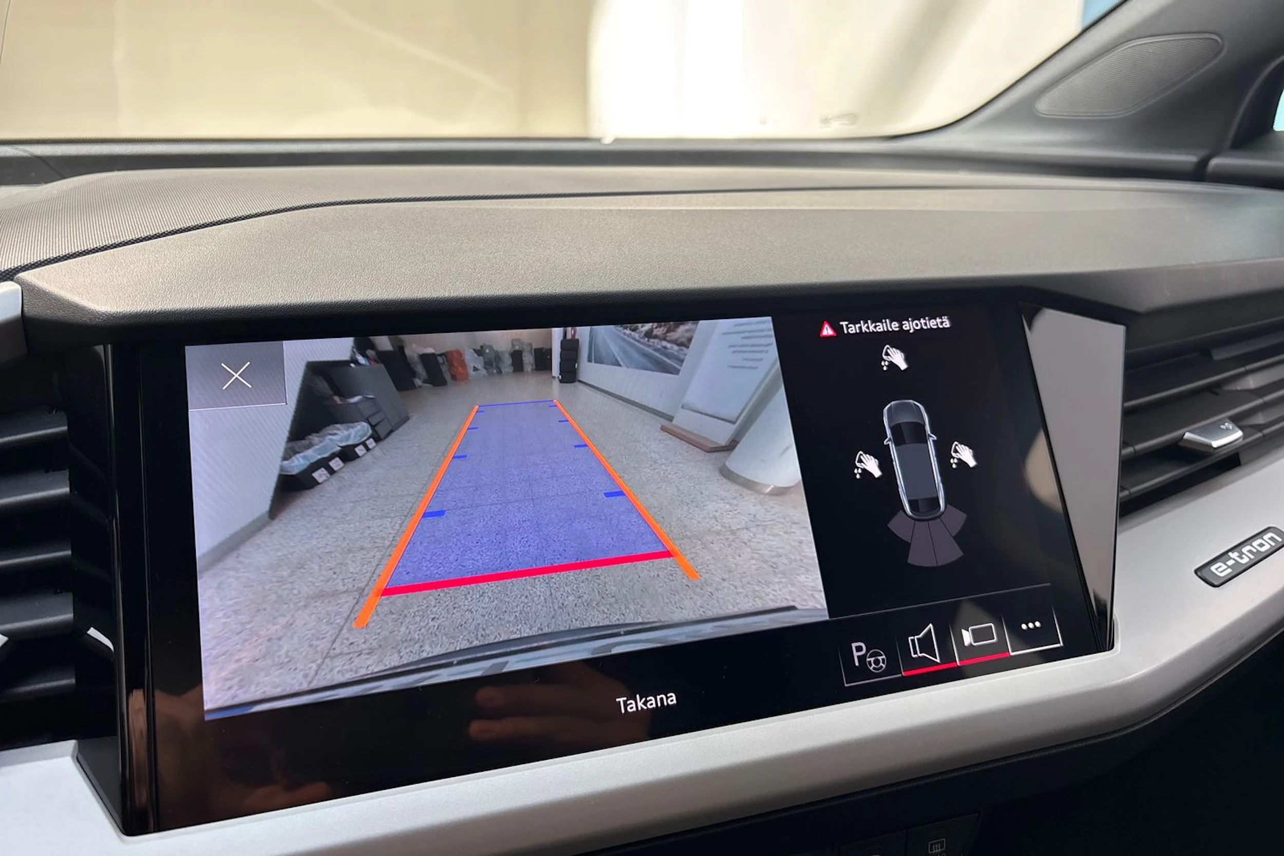 Sininen Audi Q4 e-tron 2023 kuva 21.