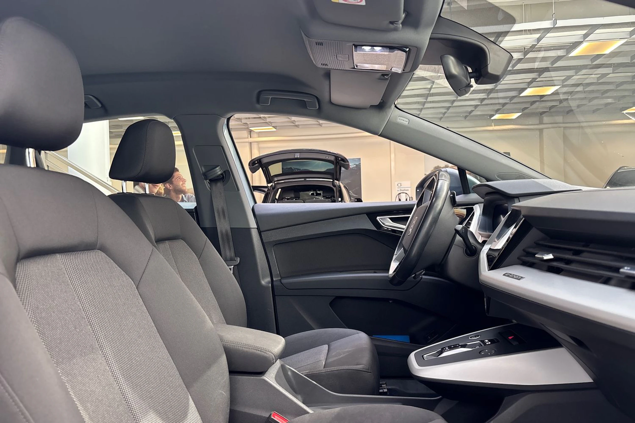 Sininen Audi Q4 e-tron 2023 kuva 24.