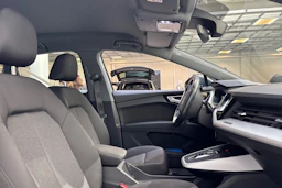 Sininen Audi Q4 e-tron 2023 kuva 24.
