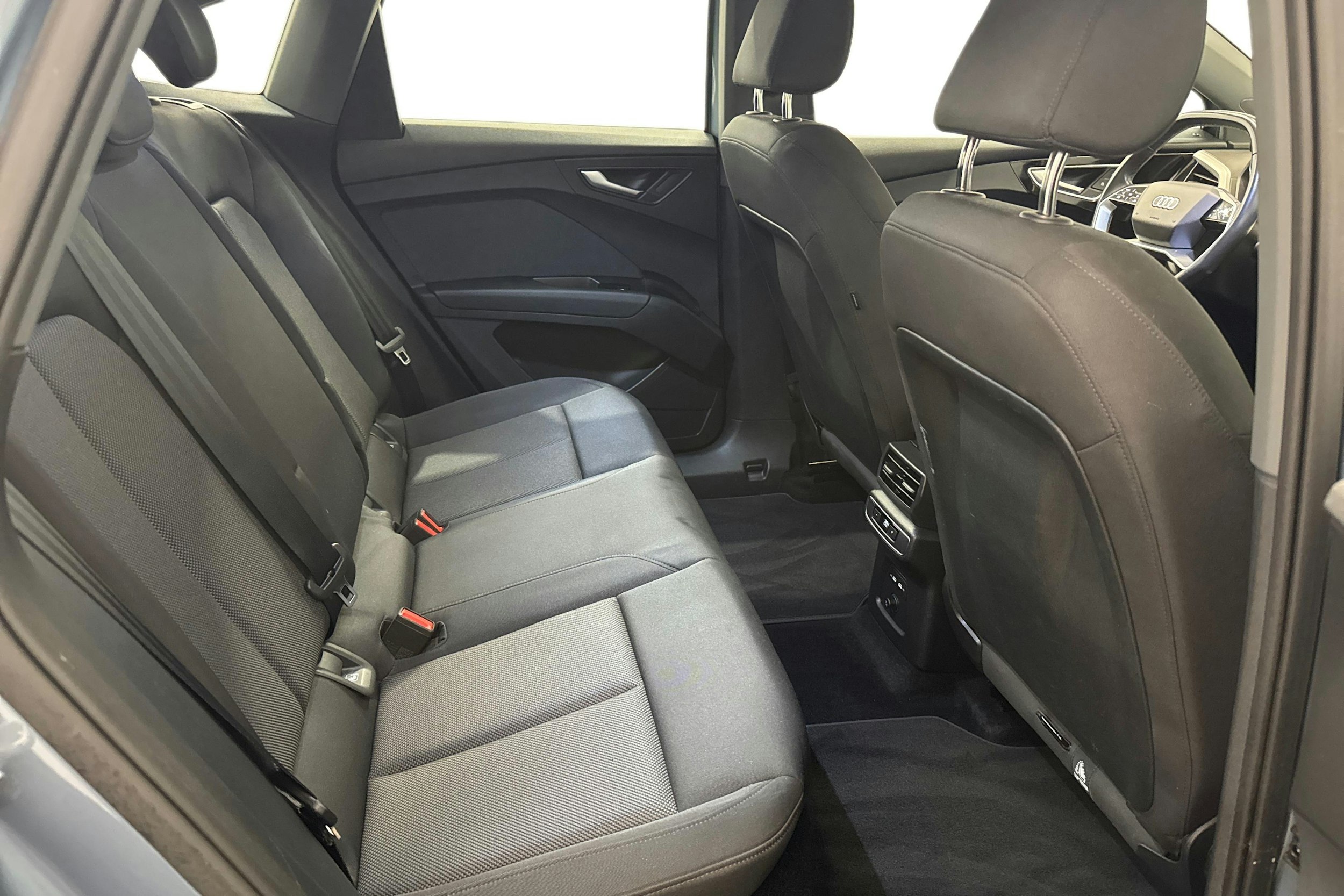 sininen Audi Q4 e-tron 2023 kuva 10.