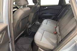 sininen Audi Q4 e-tron 2023 kuva 11.