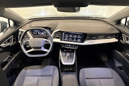 sininen Audi Q4 e-tron 2023 kuva 16.