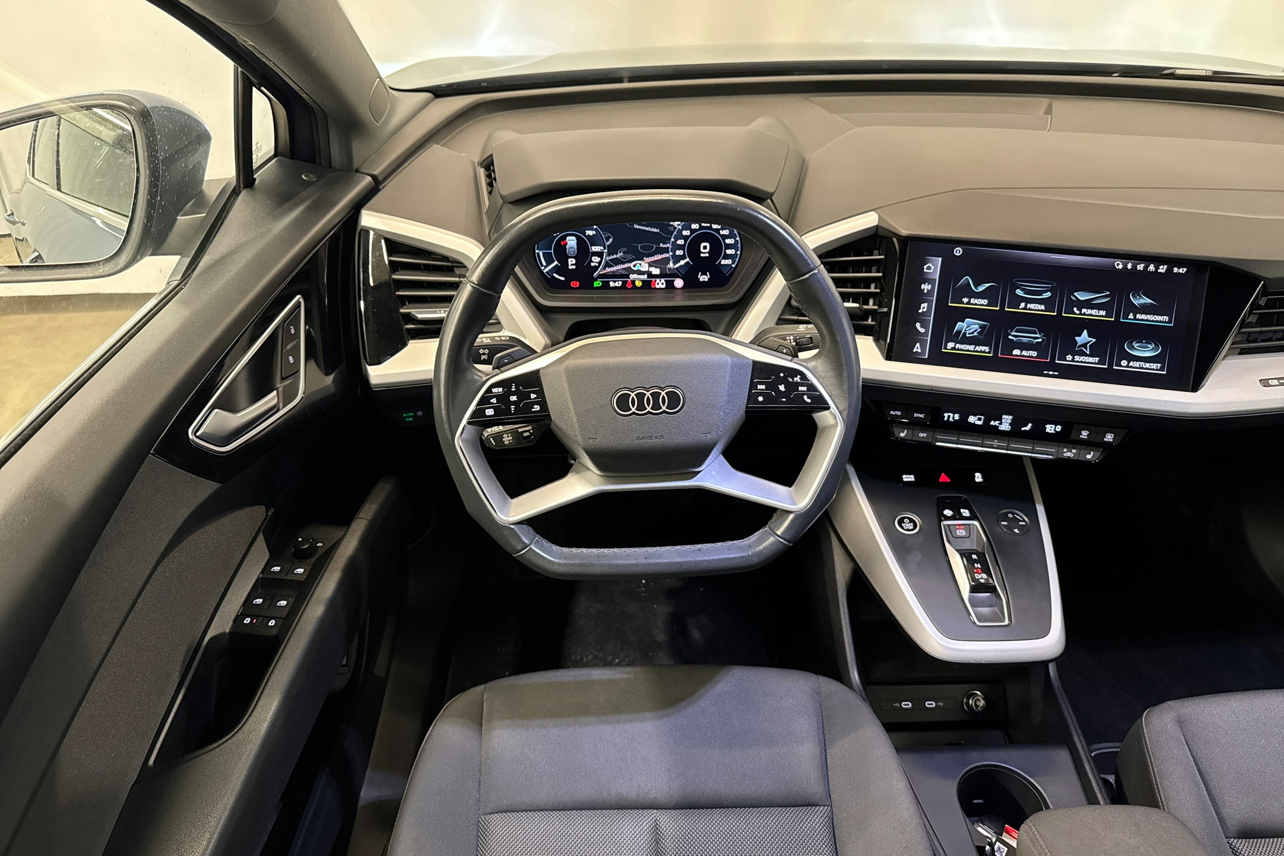 sininen Audi Q4 e-tron 2023 kuva 17.