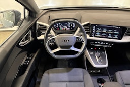 sininen Audi Q4 e-tron 2023 kuva 17.