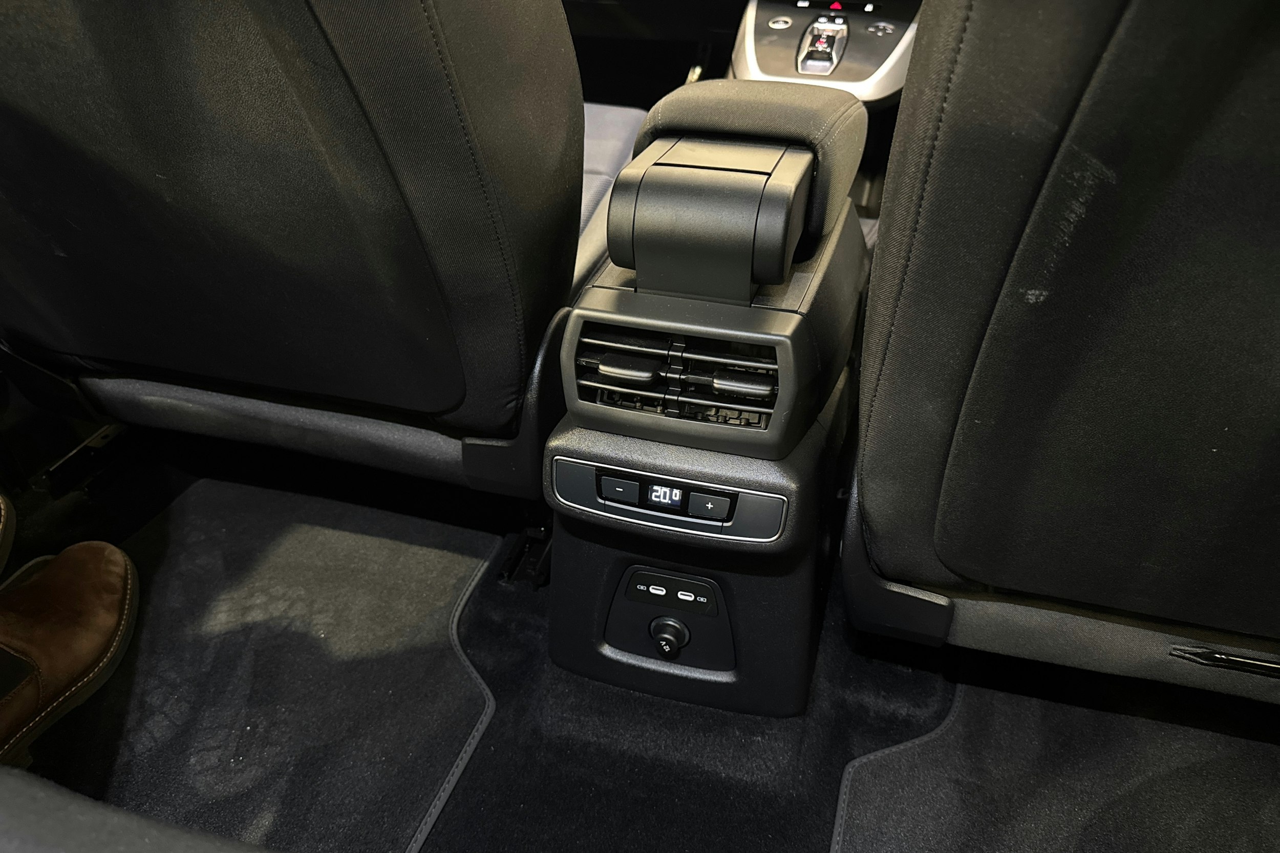 sininen Audi Q4 e-tron 2023 kuva 18.