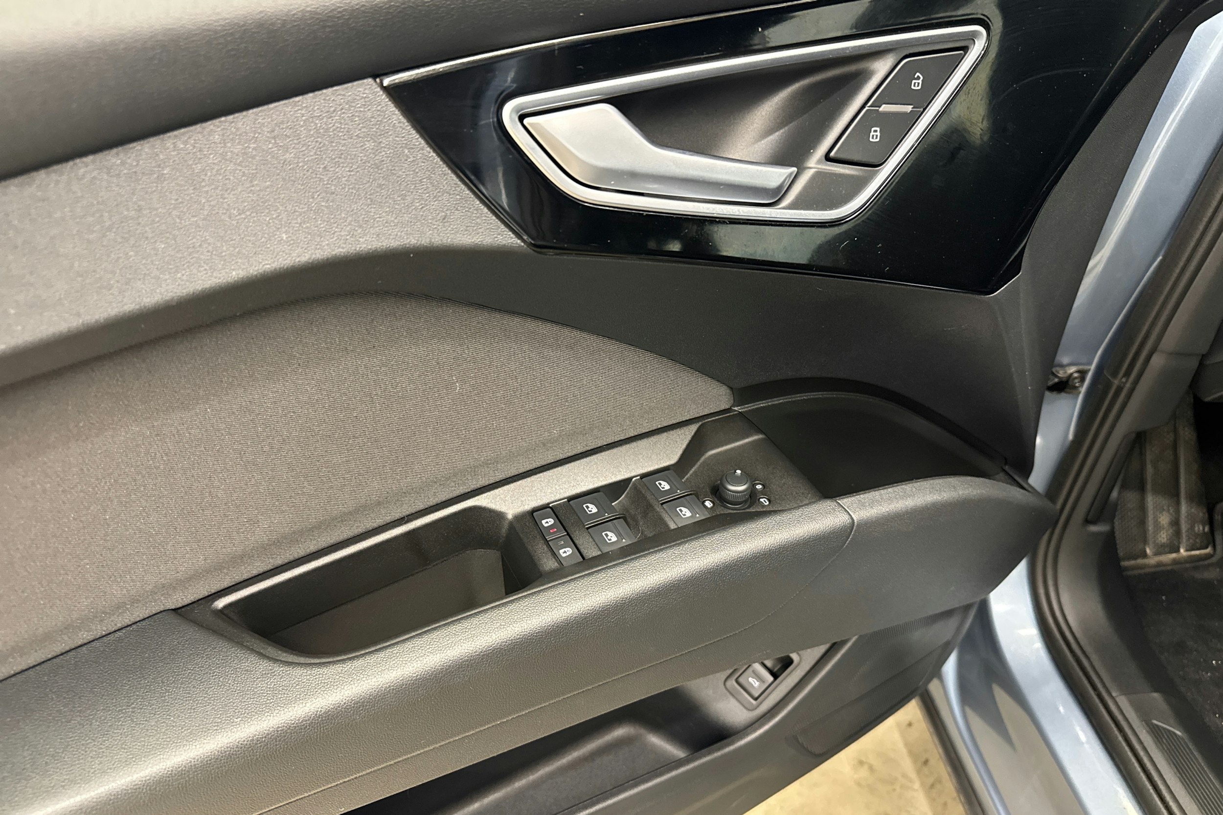 sininen Audi Q4 e-tron 2023 kuva 19.