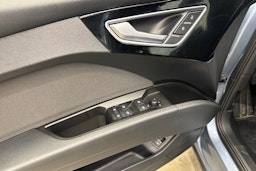 sininen Audi Q4 e-tron 2023 kuva 19.