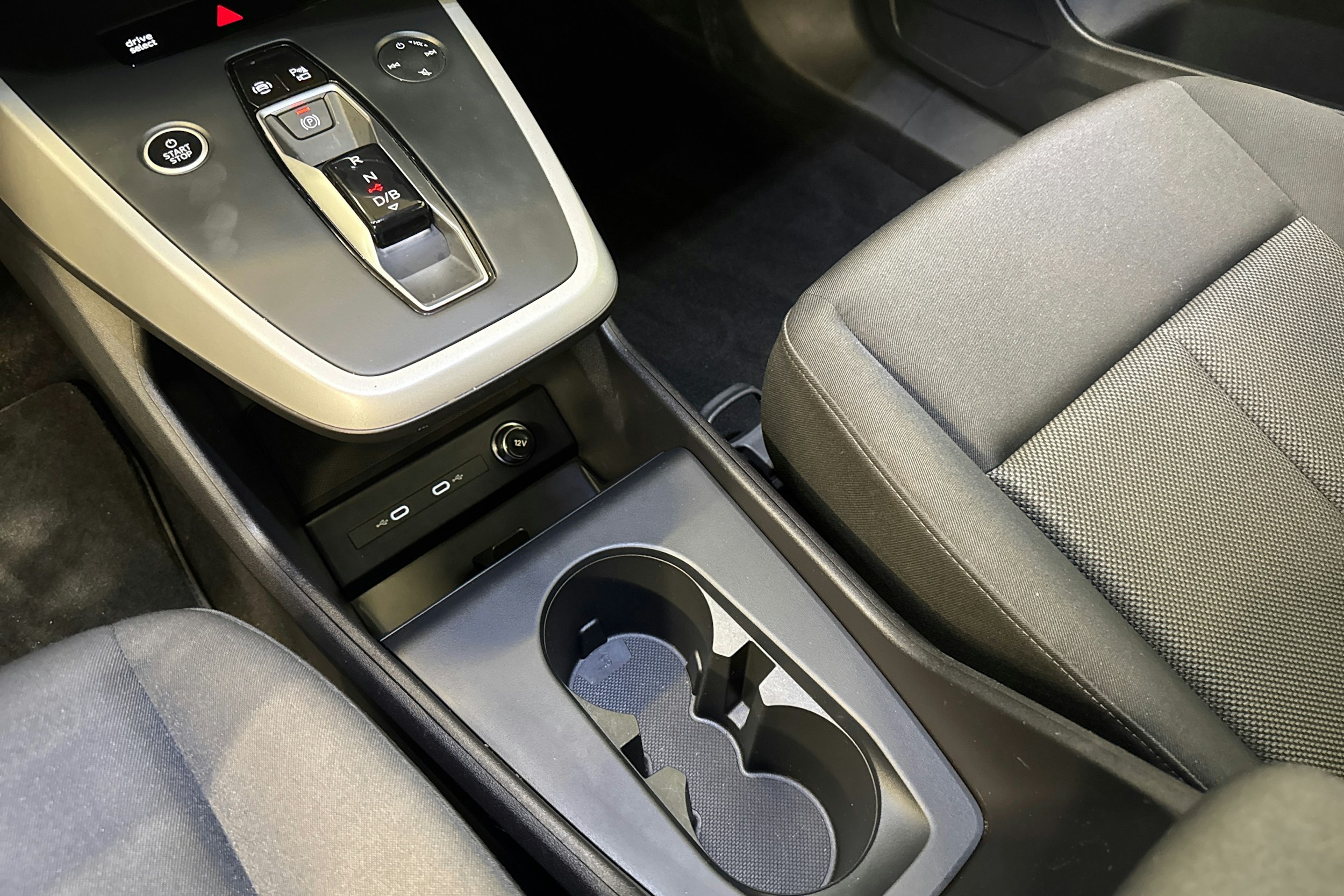 sininen Audi Q4 e-tron 2023 kuva 21.