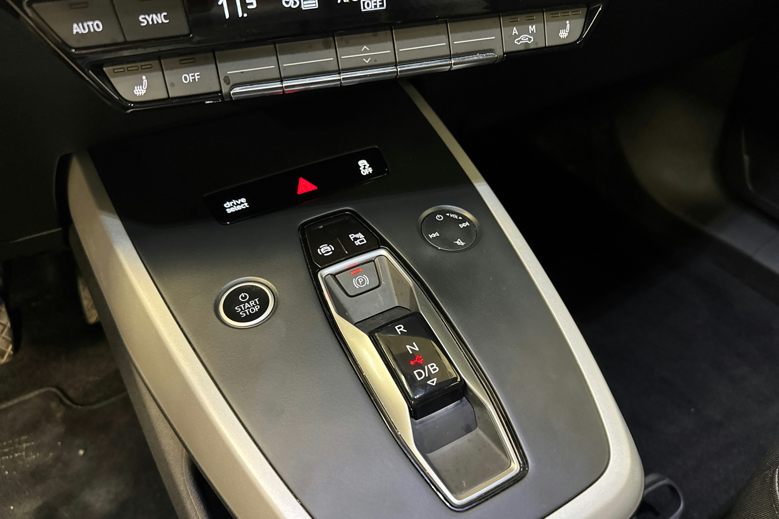 sininen Audi Q4 e-tron 2023 kuva 22.