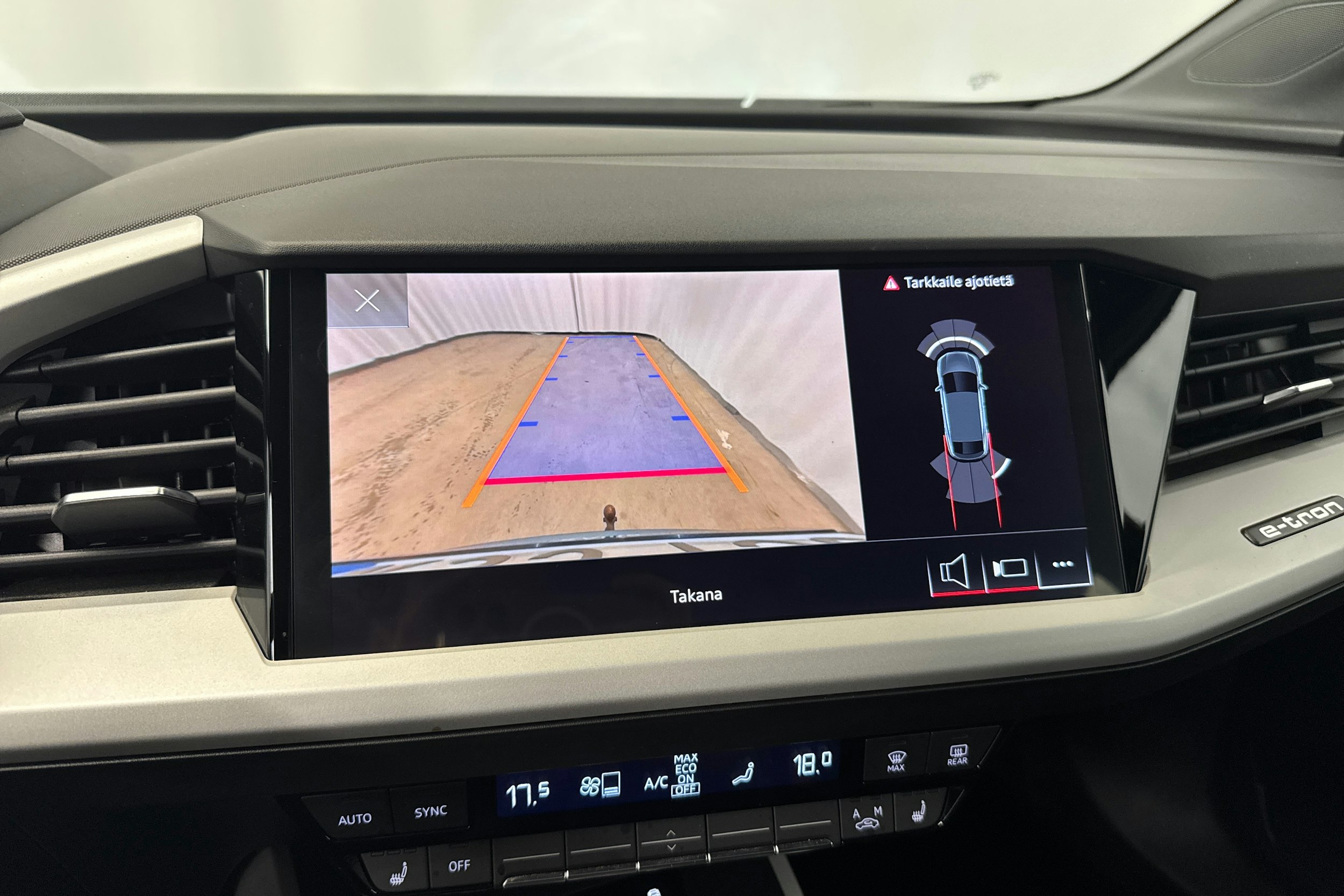 sininen Audi Q4 e-tron 2023 kuva 26.