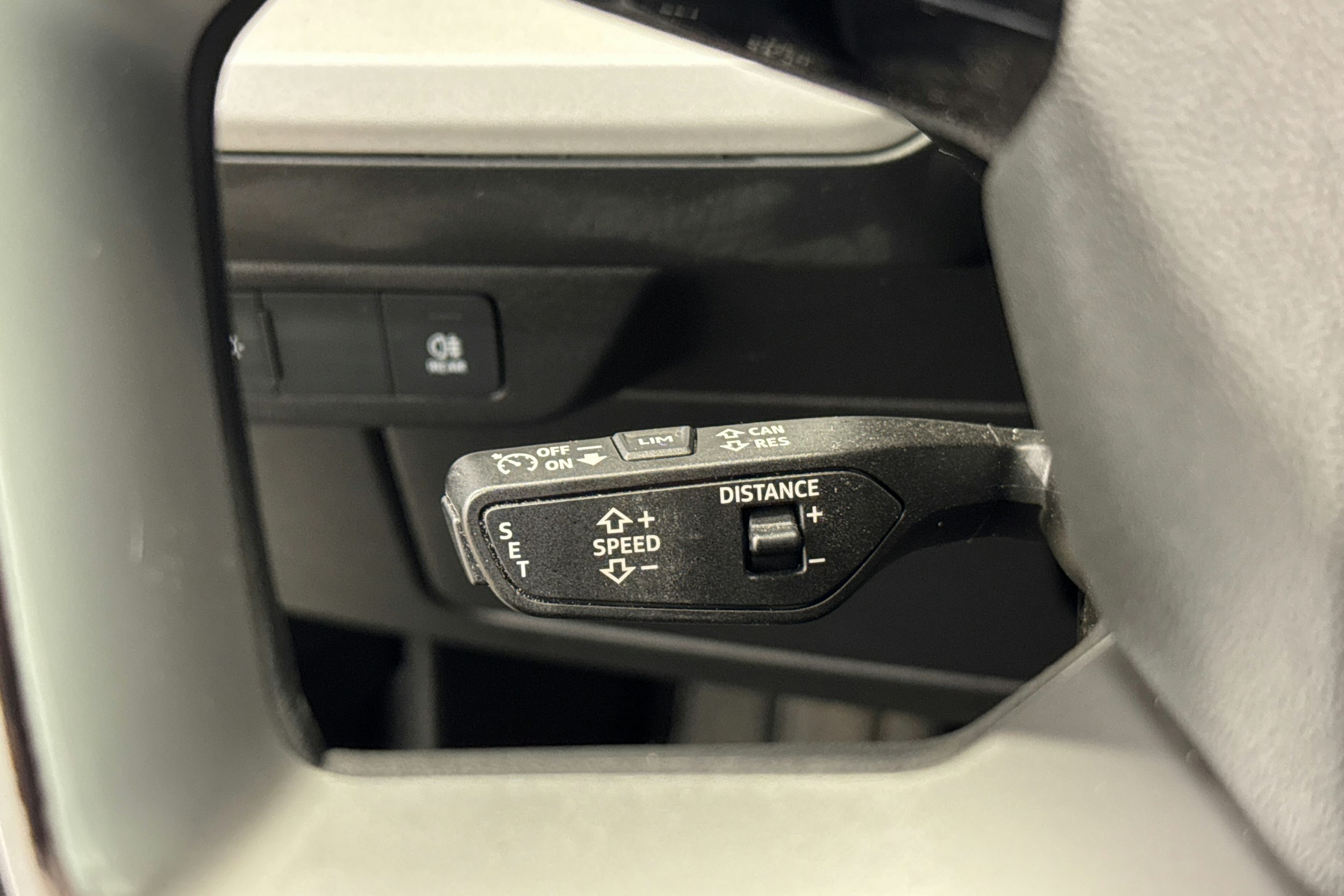 sininen Audi Q4 e-tron 2023 kuva 28.