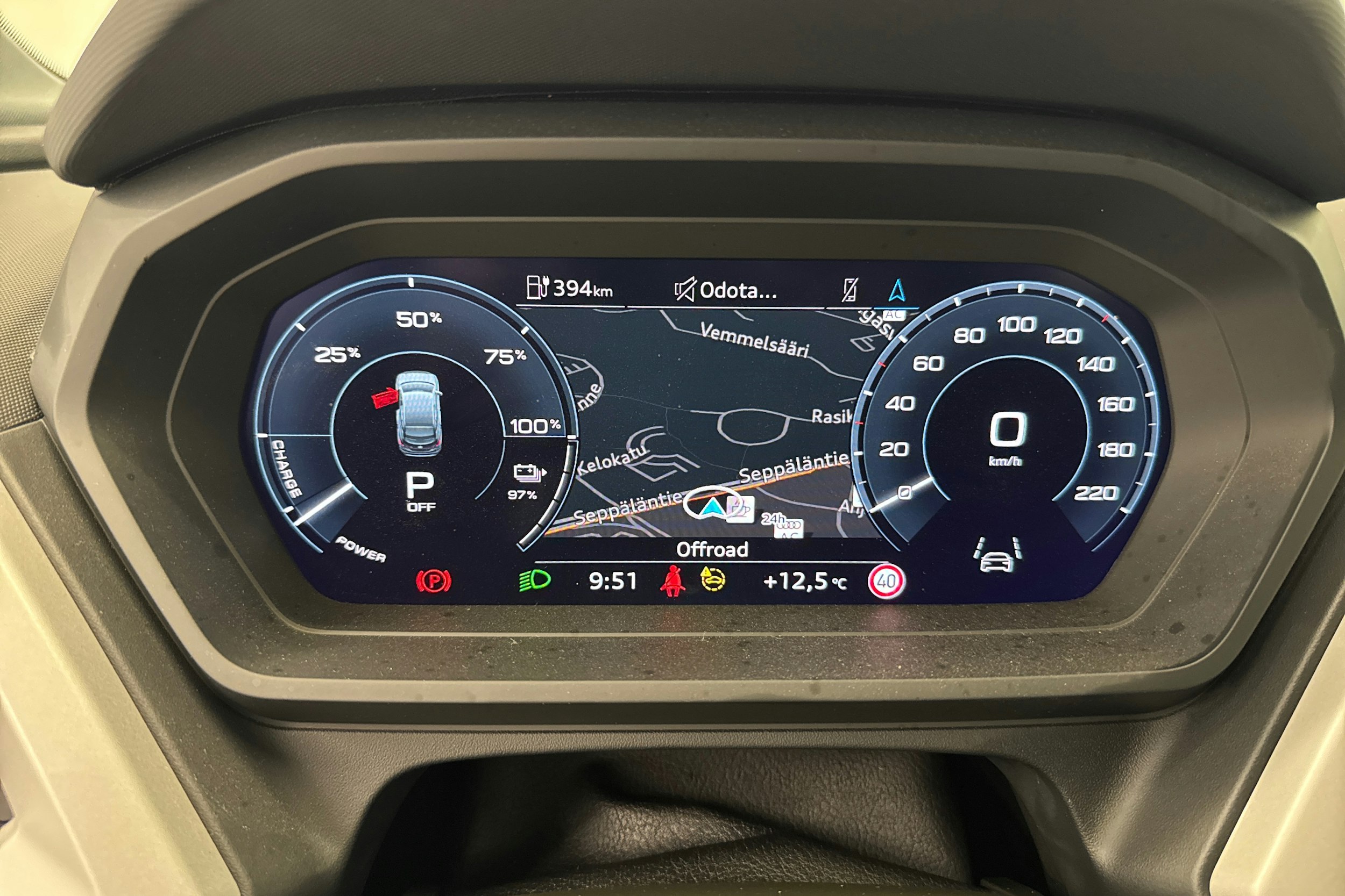 sininen Audi Q4 e-tron 2023 kuva 30.