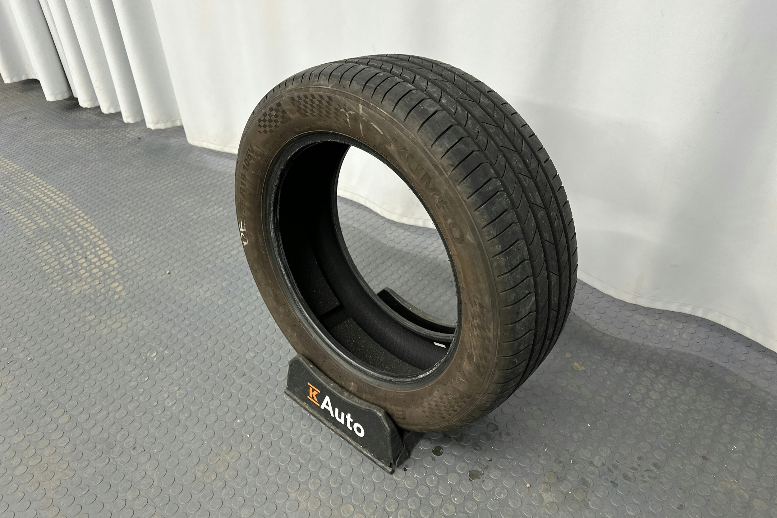 harmaa Audi Q4 e-tron 2023 kuva 13.