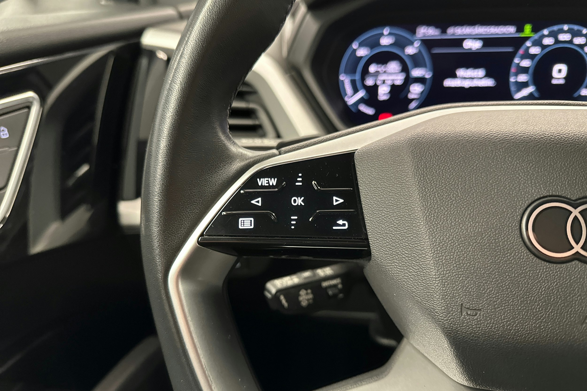 harmaa Audi Q4 e-tron 2023 kuva 14.