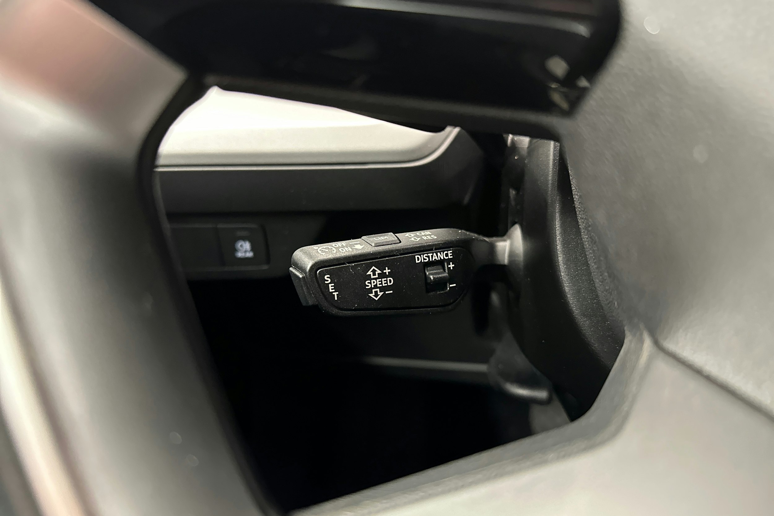 harmaa Audi Q4 e-tron 2023 kuva 16.