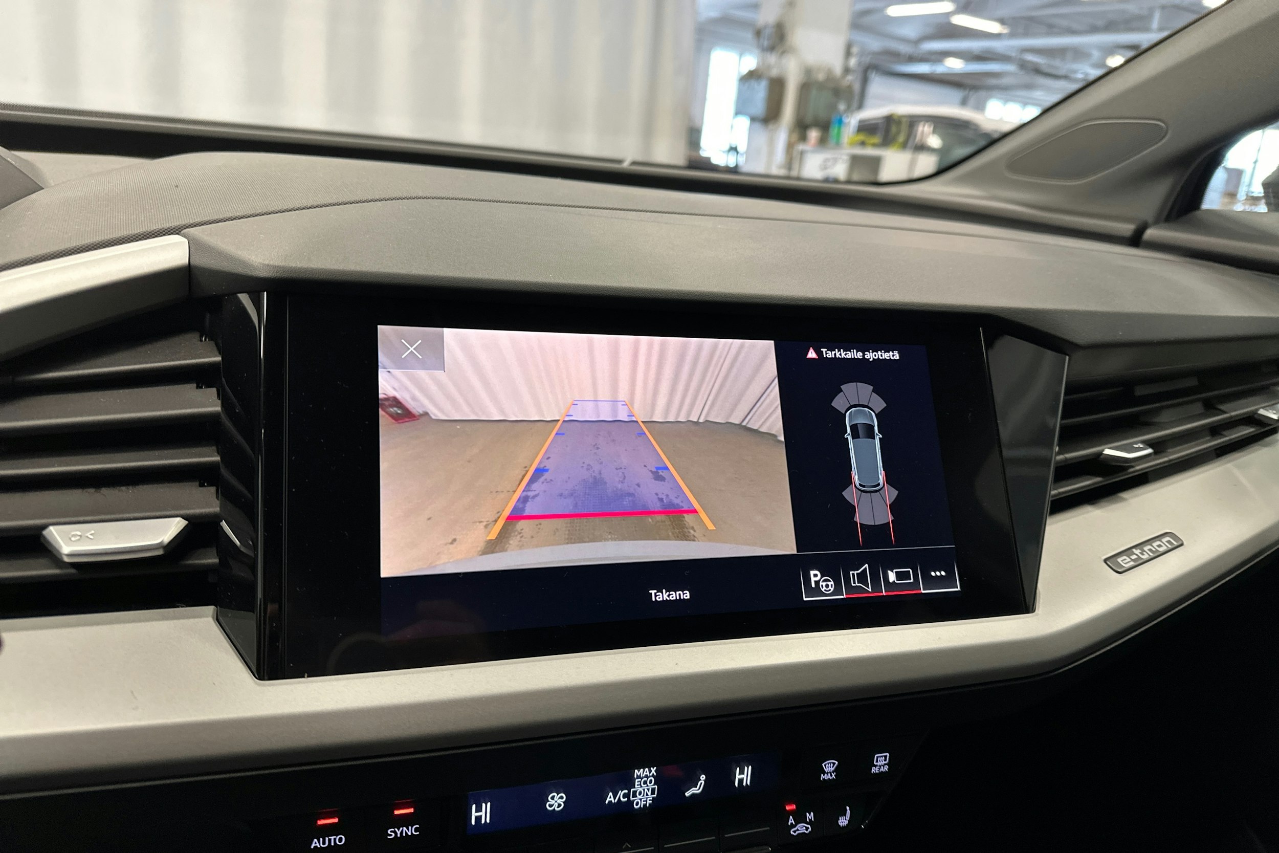 harmaa Audi Q4 e-tron 2023 kuva 19.