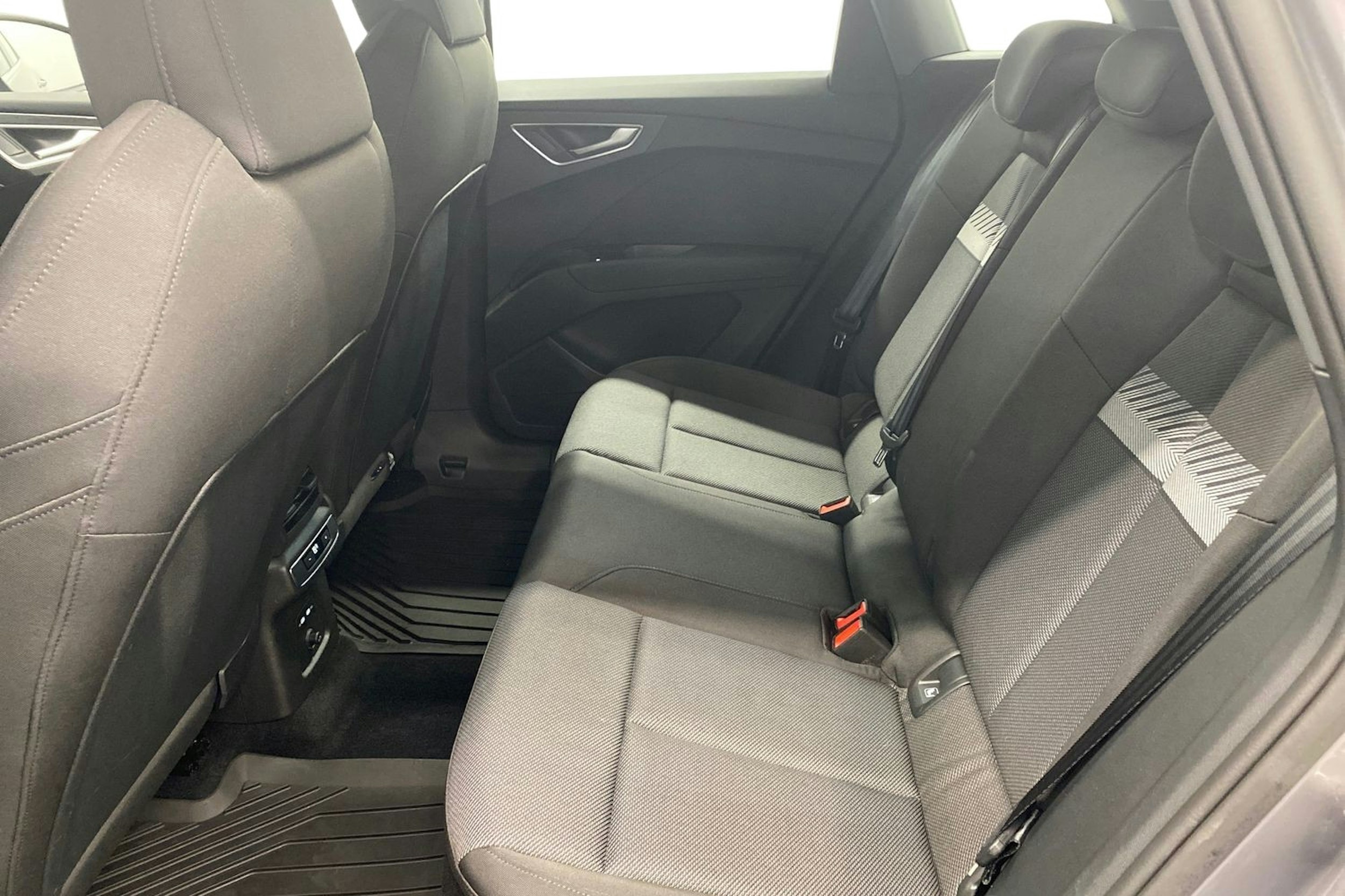 met. harmaa Audi Q4 e-tron 2023 kuva 8.