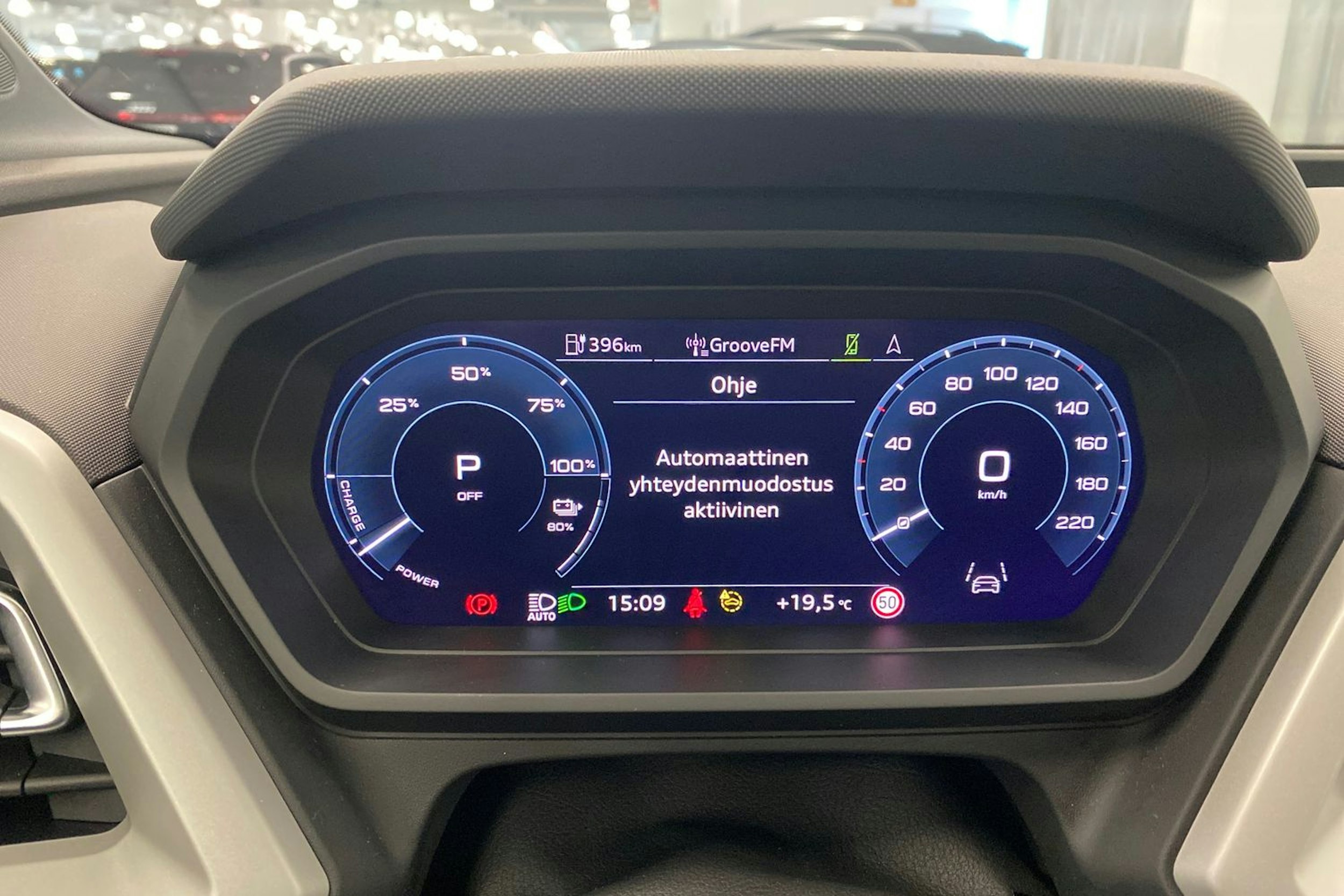 met. harmaa Audi Q4 e-tron 2023 kuva 11.