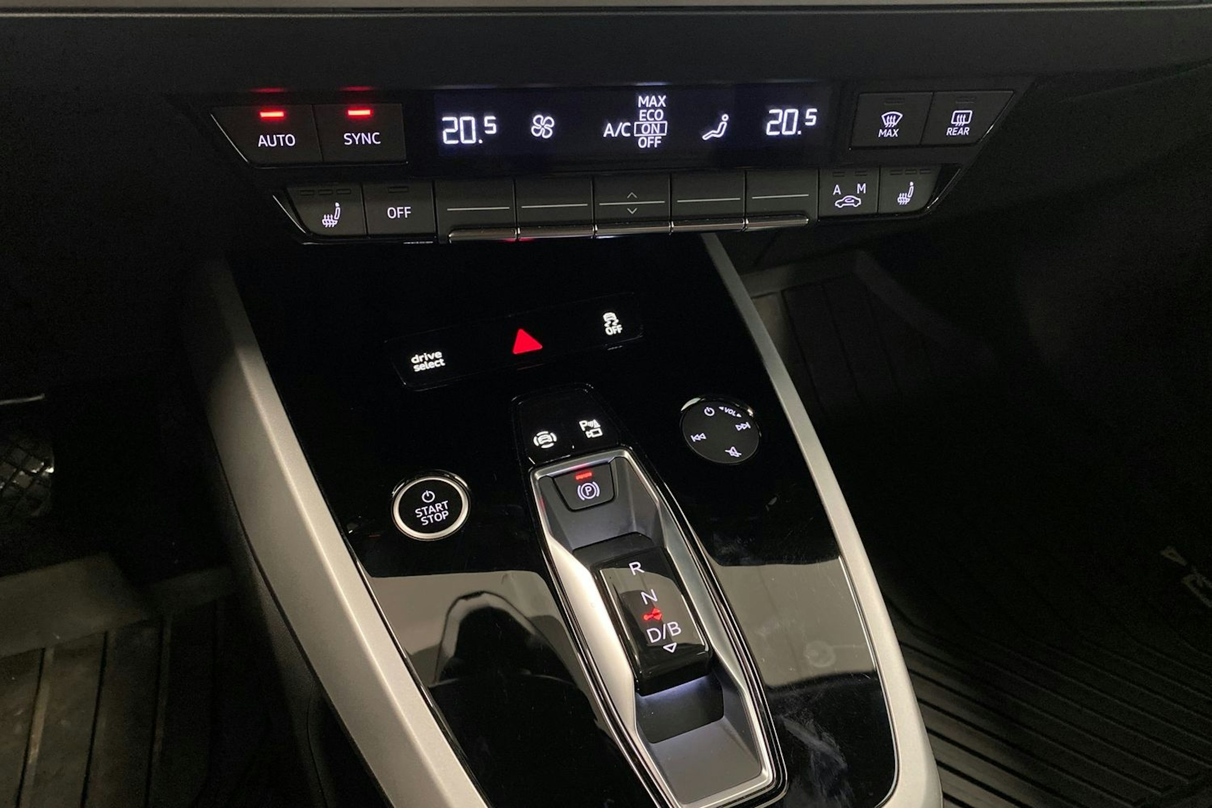 met. harmaa Audi Q4 e-tron 2023 kuva 17.