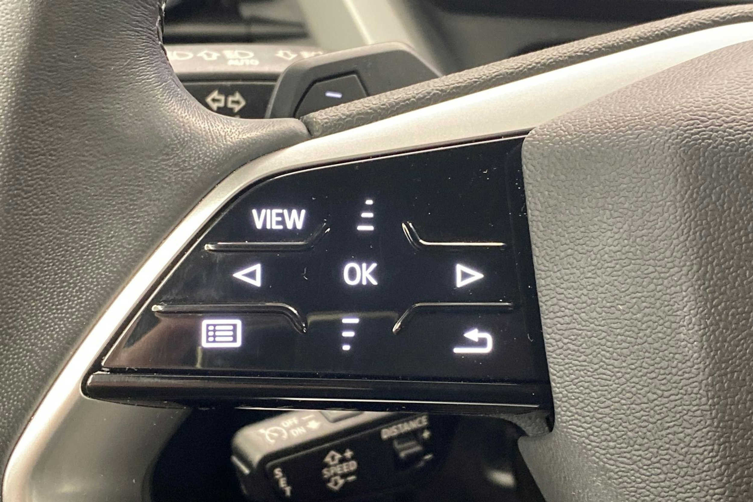met. harmaa Audi Q4 e-tron 2023 kuva 19.
